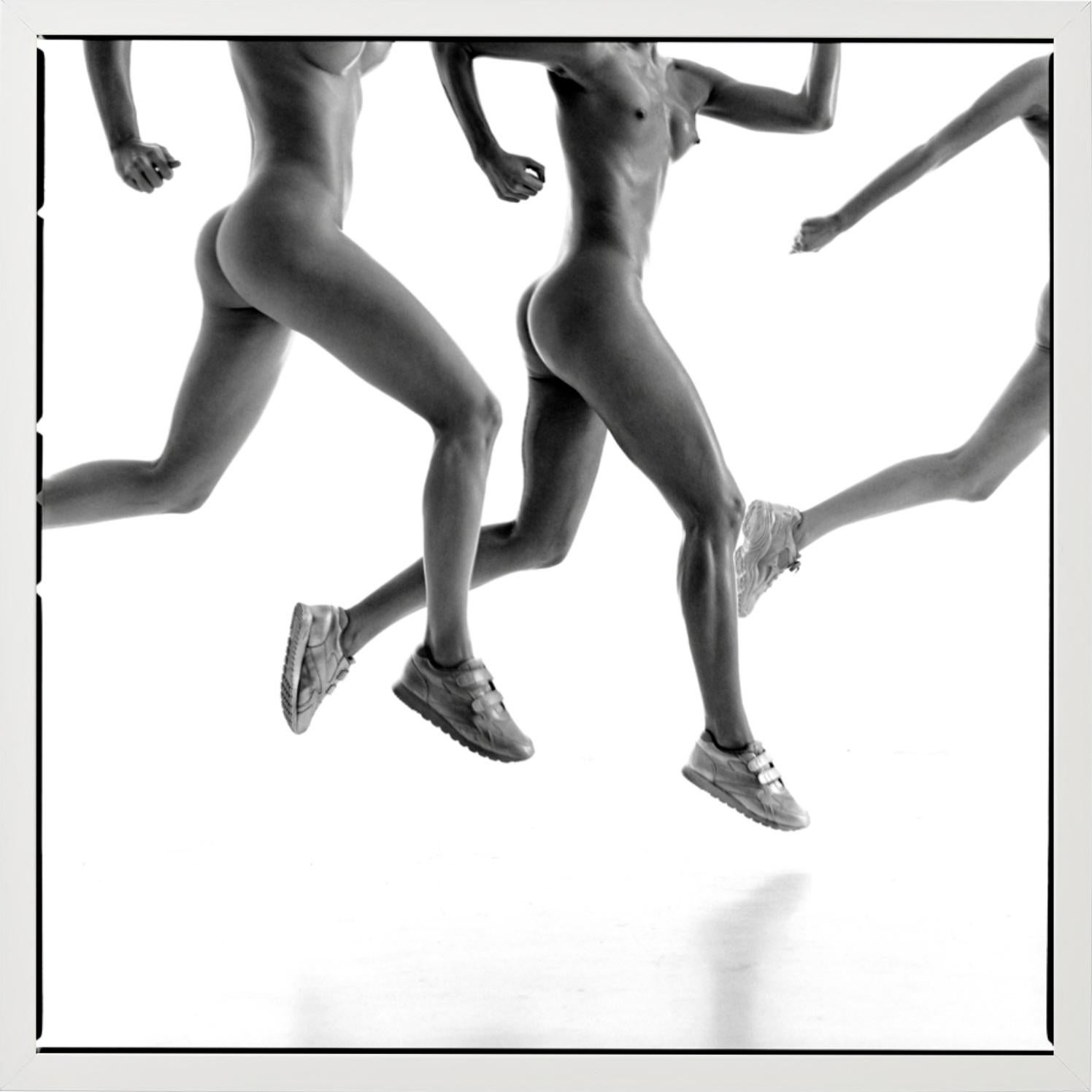 Les Jeux olympiques, trois filles en train - athlètes nues en train de courir, photographie d'art en vente 5