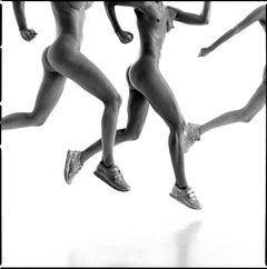 Les Jeux olympiques, trois filles en train - athlètes nues en train de courir, photographie d'art