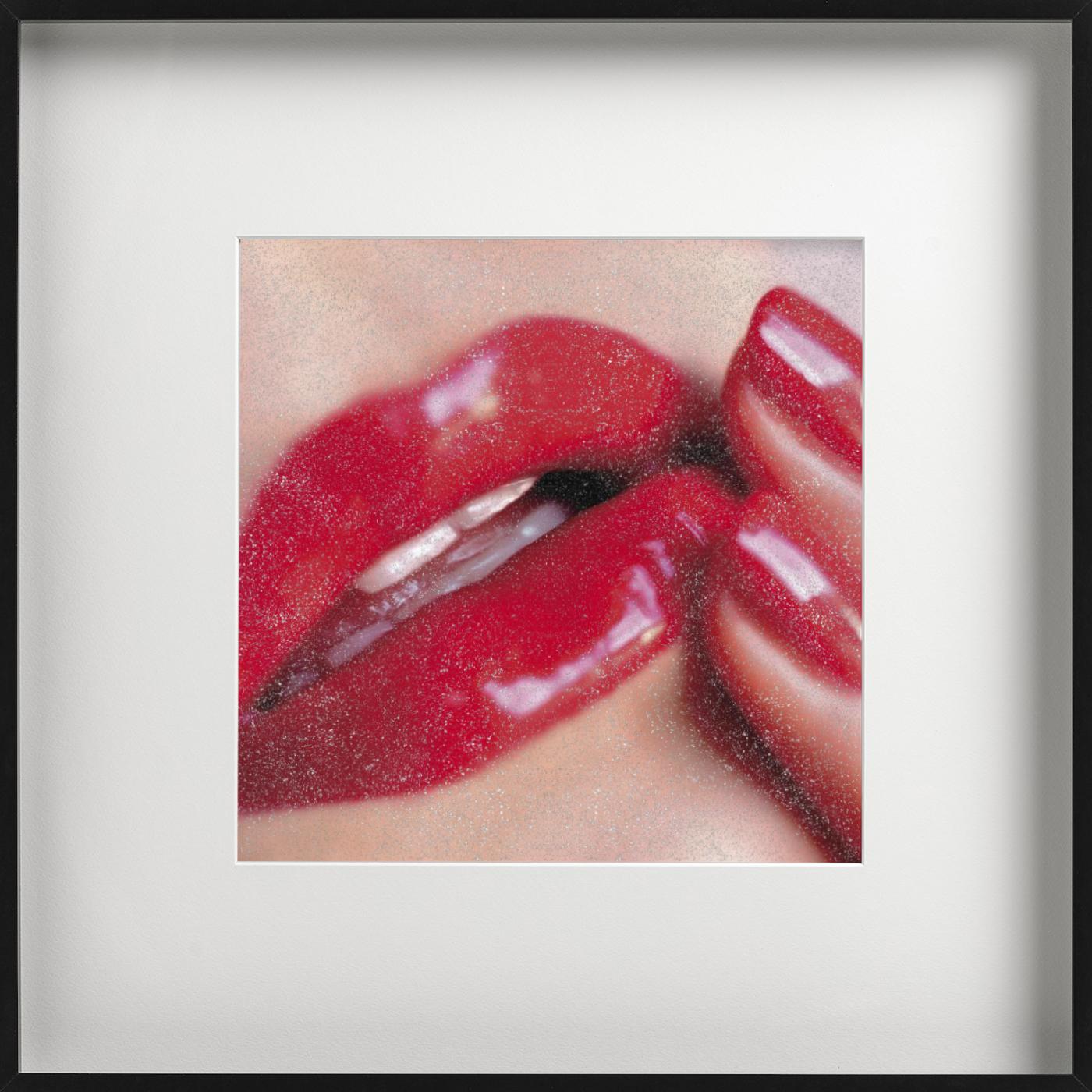 Offener Diamantstaub der Liebe – Nahaufnahme roter Lippen und mit funkelnden Fingern (Rot), Figurative Photograph, von Guido Argentini