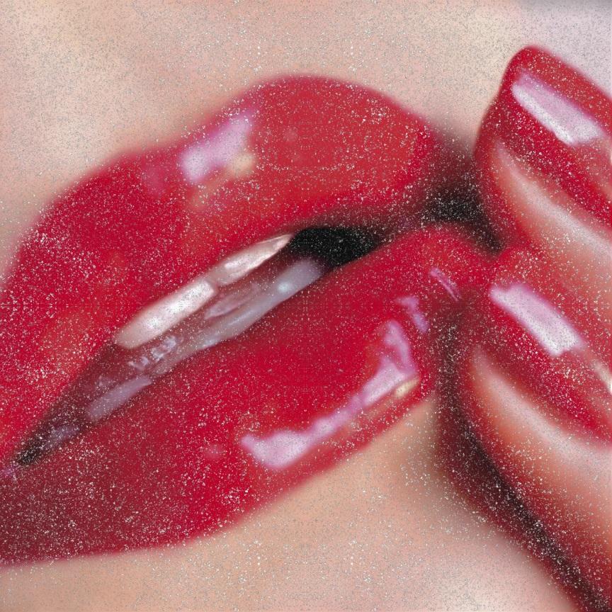 Guido Argentini Figurative Photograph – Offener Diamantstaub der Liebe – Nahaufnahme roter Lippen und mit funkelnden Fingern