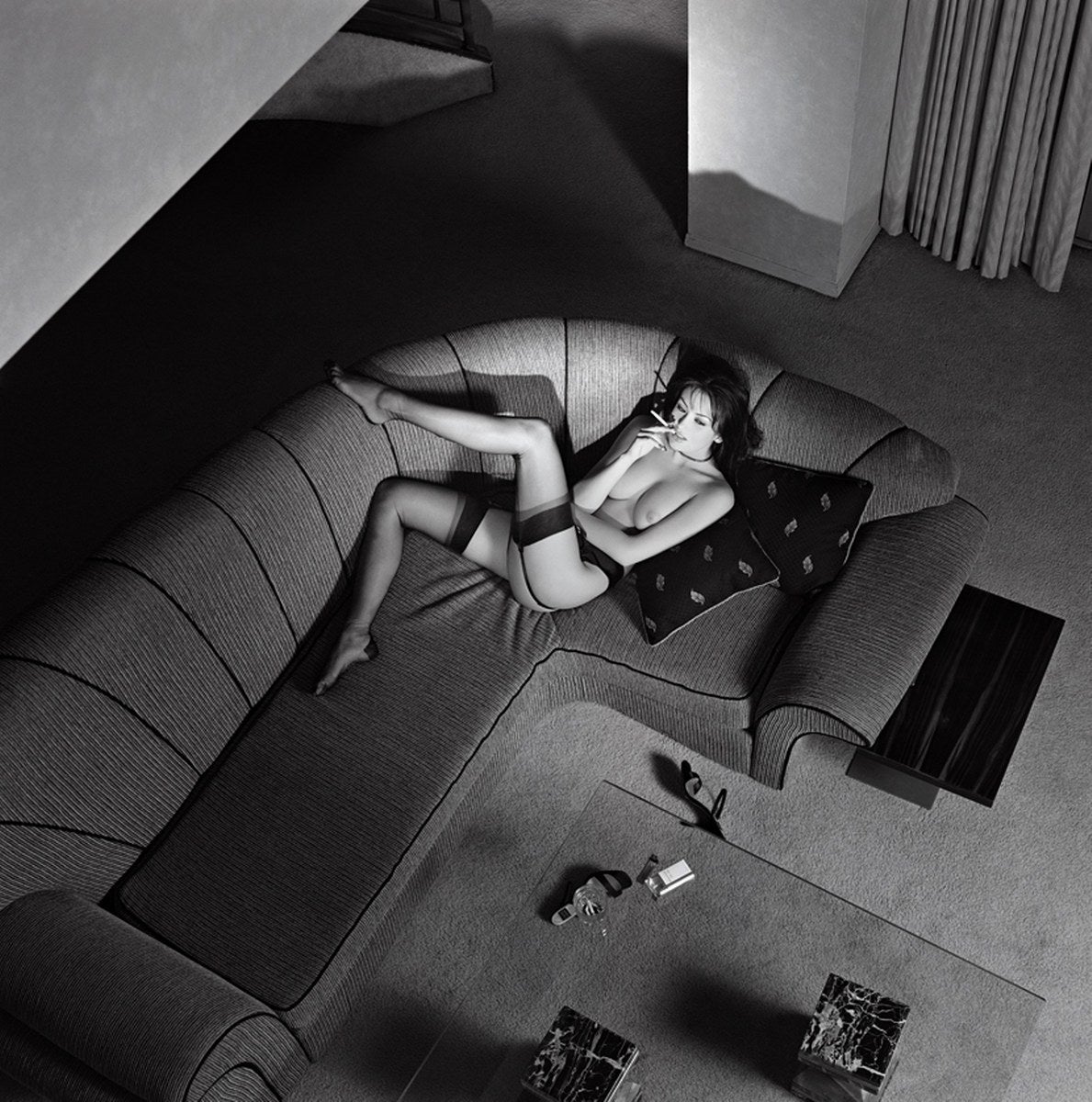 Petra fumant une cigarette - femme nue sur un canapé, photographie d'art, 2012