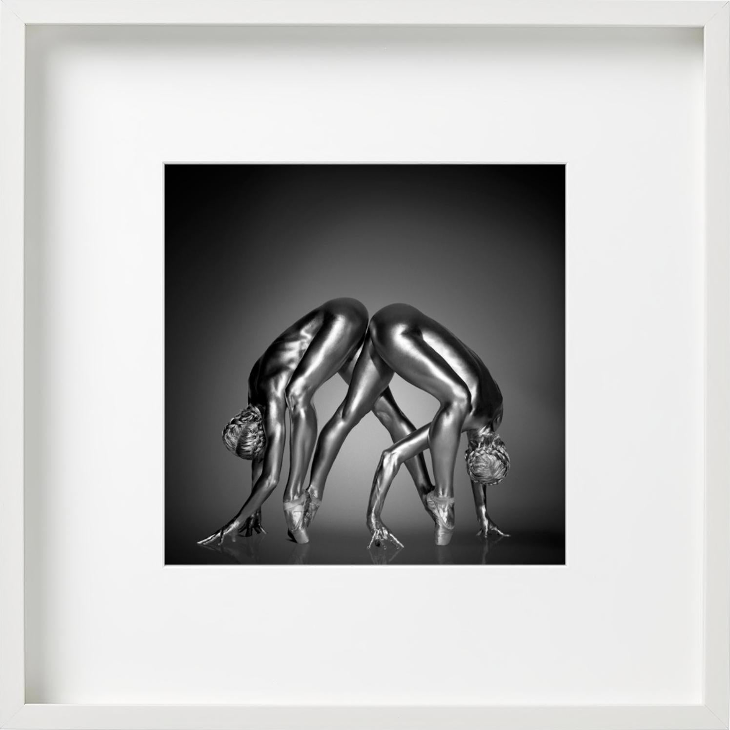 Von der Natur geführt werden - nude silver dancers, Kunstfotografie, 2008 (Zeitgenössisch), Photograph, von Guido Argentini