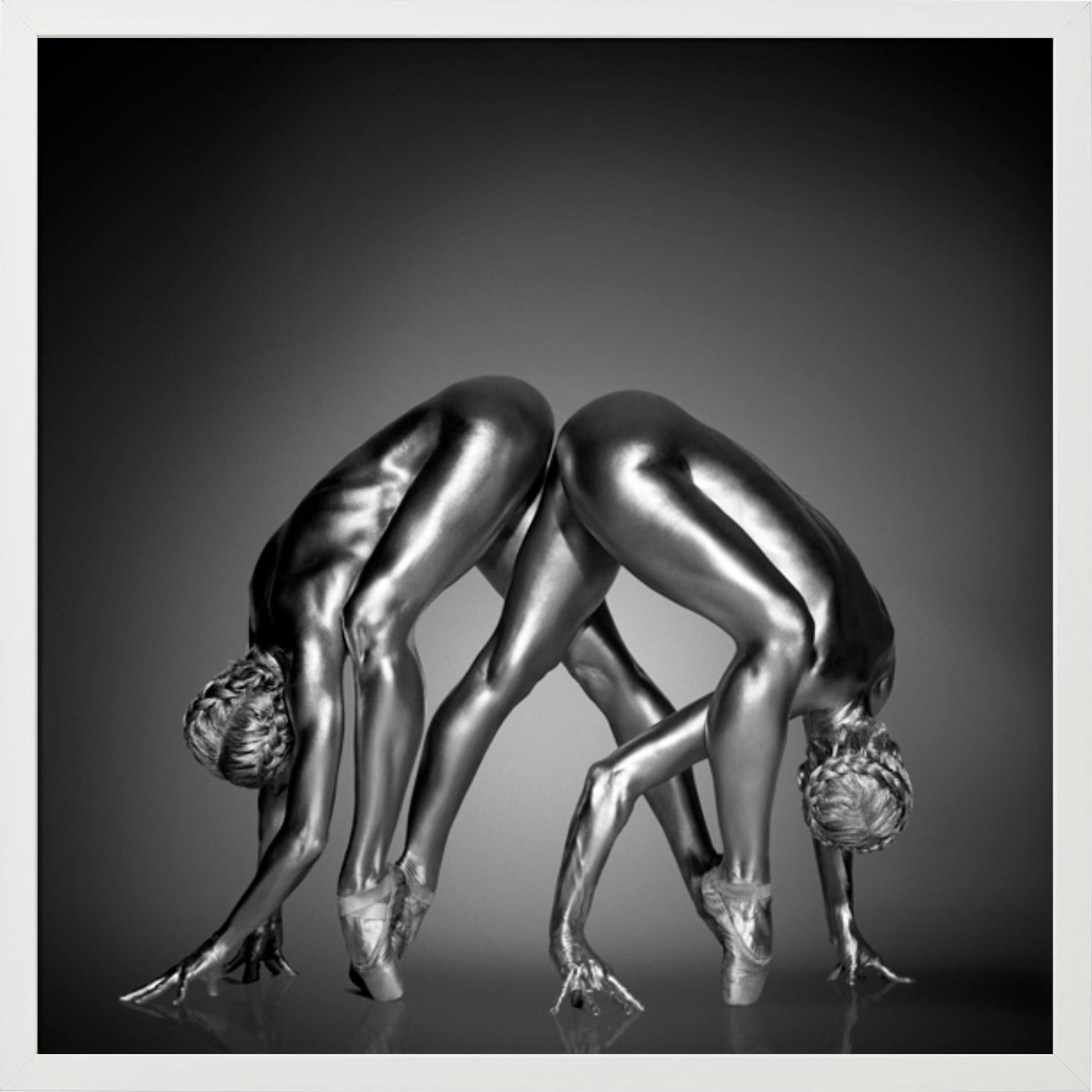 Von der Natur geführt werden - nude silver dancers, Kunstfotografie, 2008 im Angebot 4