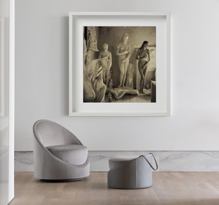 Sculpturale nue avec statues de Vénus en marbre antique, photographie d'art - Photograph de Guido Argentini