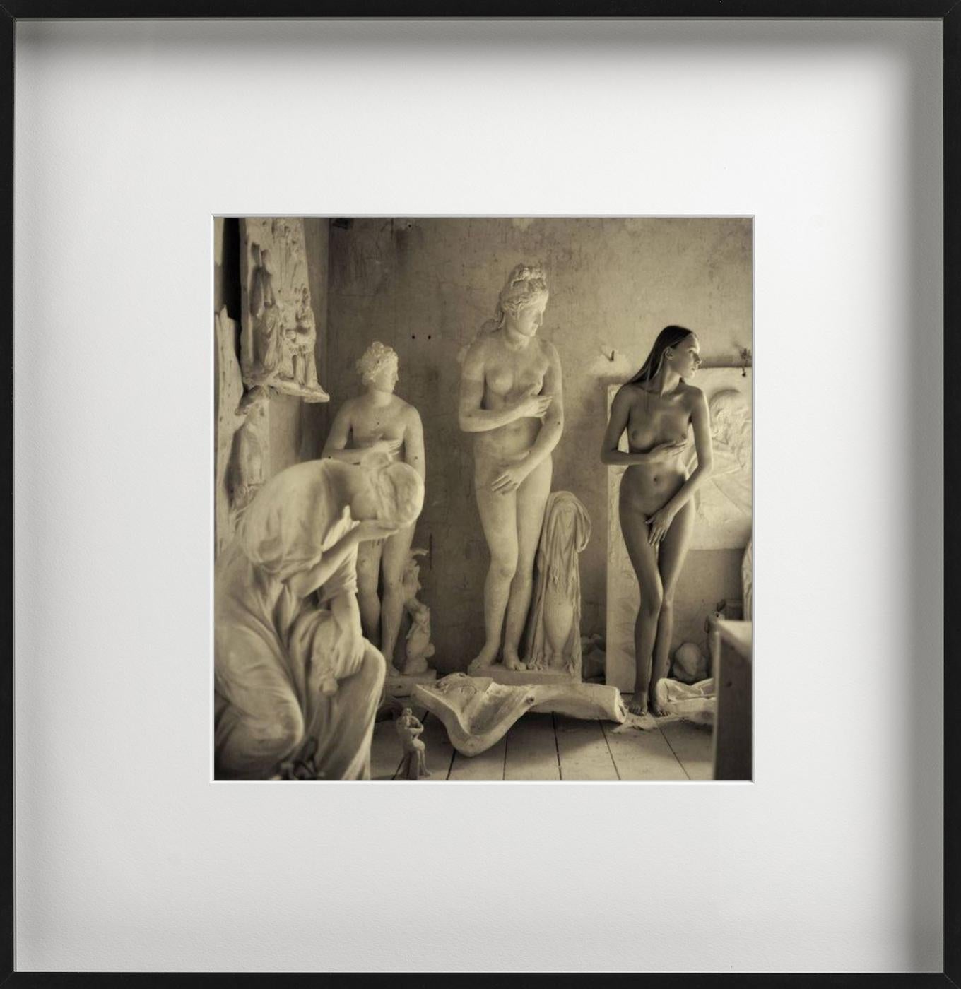 Skulpturaler Akt – nackt mit antiken Marmor Venusstatuen, Kunstfotografie (Zeitgenössisch), Photograph, von Guido Argentini