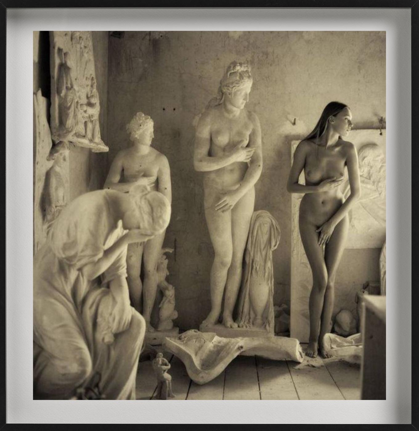 Skulpturaler Akt – nackt mit antiken Marmor Venusstatuen, Kunstfotografie (Beige), Nude Photograph, von Guido Argentini