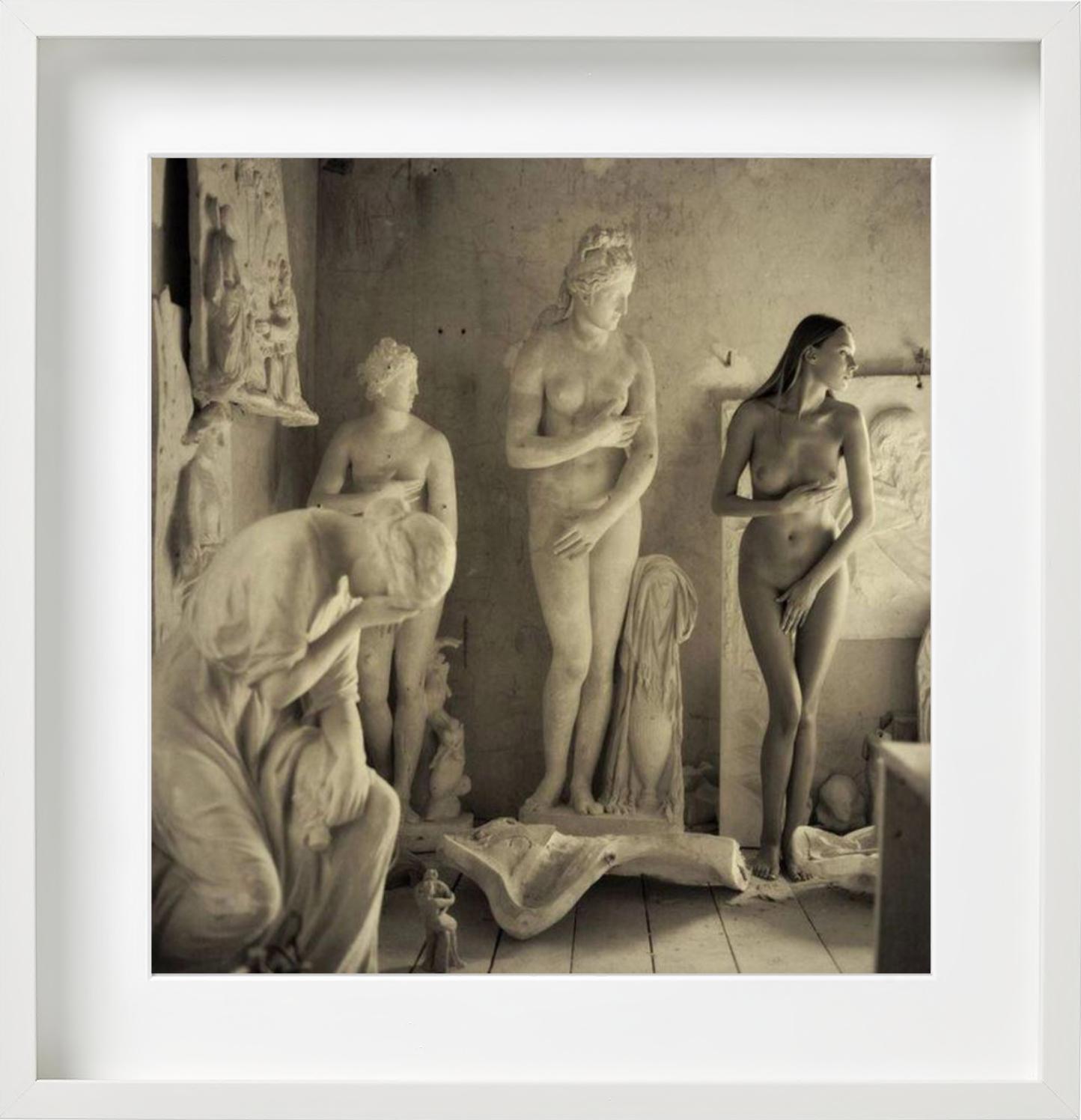 Skulpturaler Akt – nackt mit antiken Marmor Venusstatuen, Kunstfotografie im Angebot 1