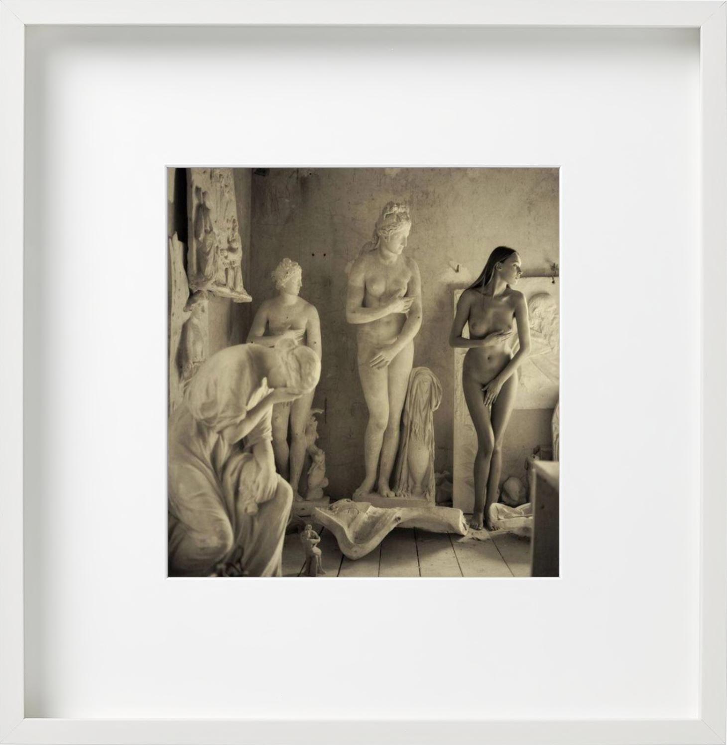 Skulpturaler Akt – nackt mit antiken Marmor Venusstatuen, Kunstfotografie im Angebot 2