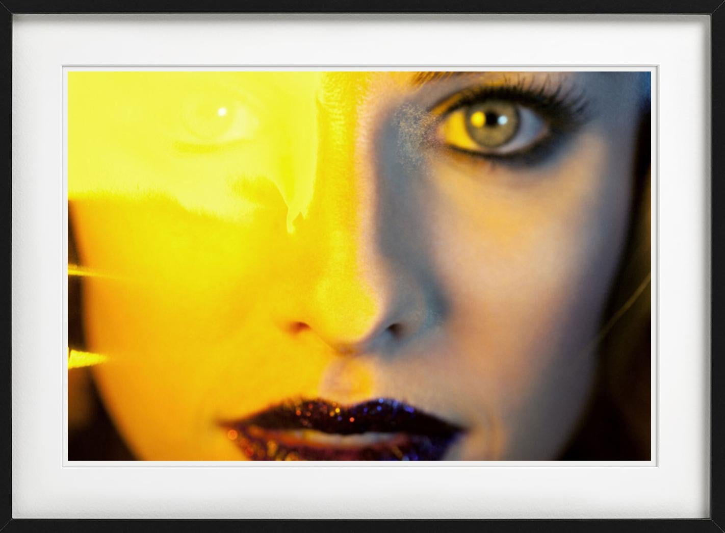 Sydney's yellow eyes - portrait of the face of a beautiful woman
The artwork is signed and made by the artist in a strictly limited edition of 7.
It is framed high-end with a white hardwood box and 99% UV-resistant acrylic glass
Smaller size on