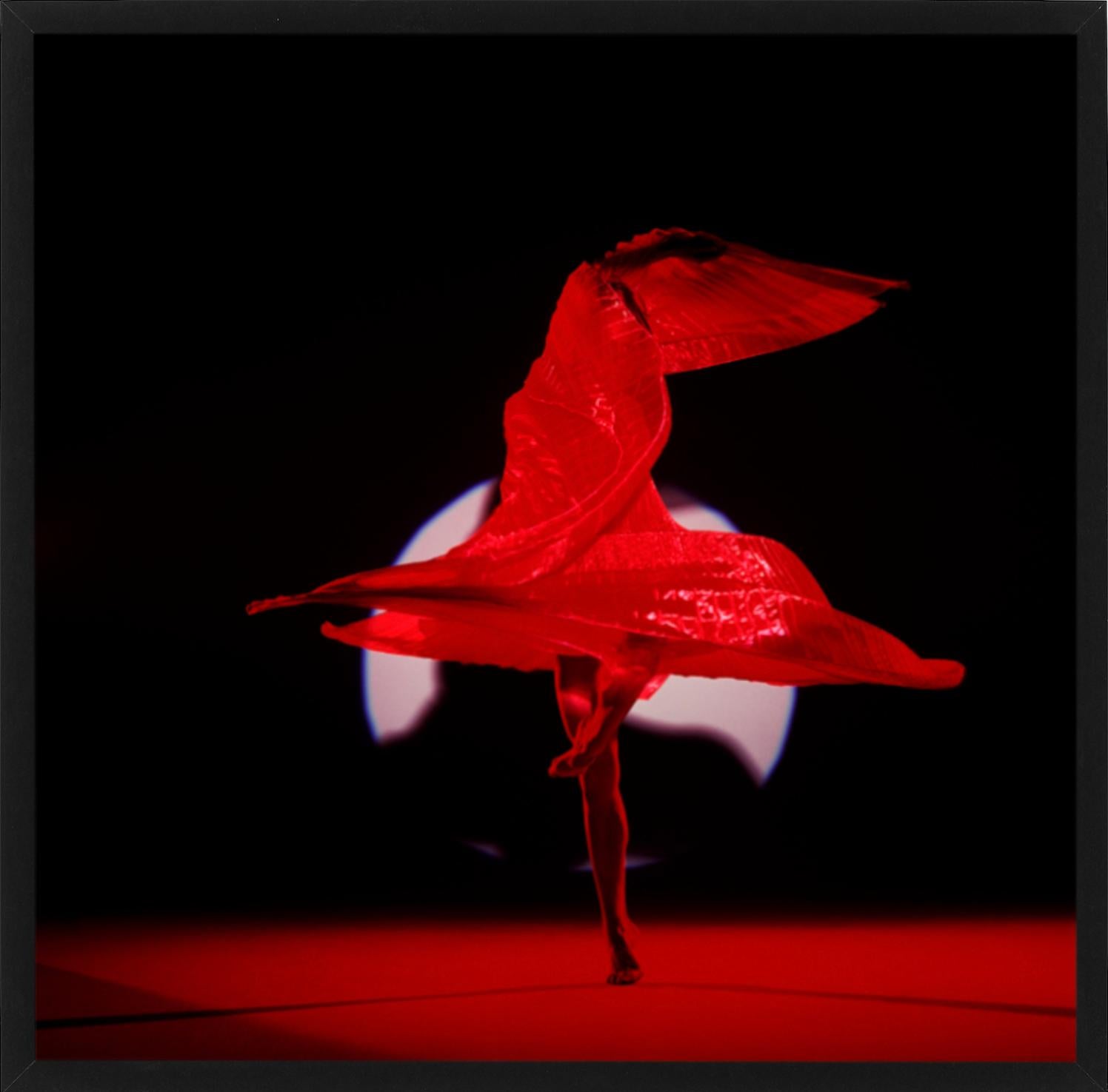 The Centre is Everywhere – Aktfotografie einer Tänzerin mit rotem Hintergrund – Photograph von Guido Argentini
