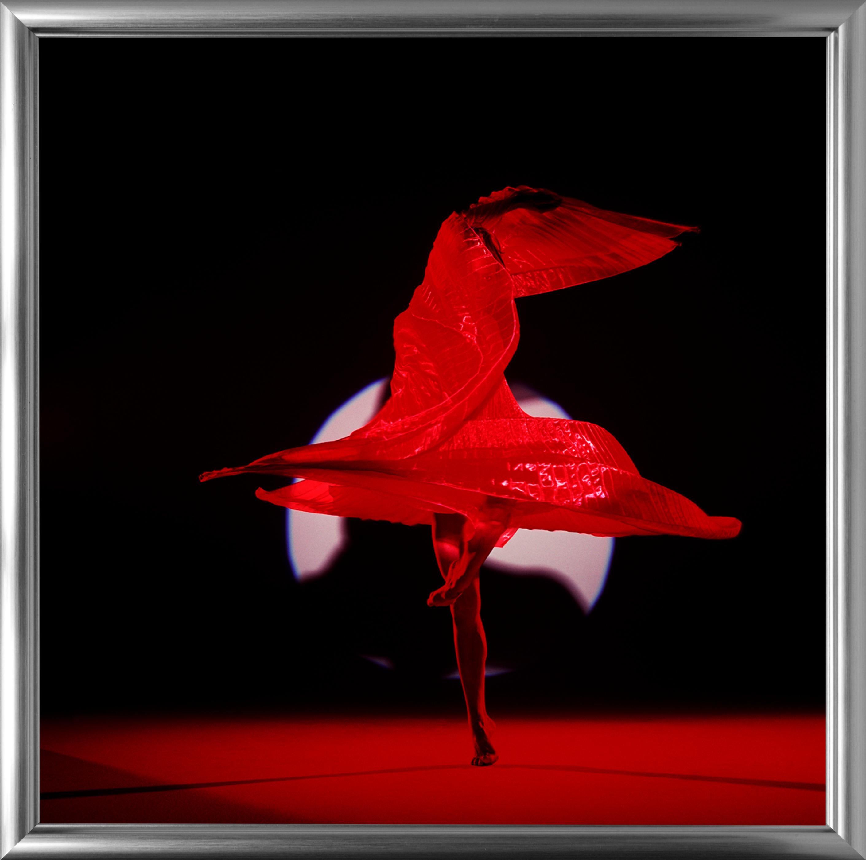 The Centre is Everywhere – Aktfotografie einer Tänzerin mit rotem Hintergrund (Schwarz), Figurative Photograph, von Guido Argentini