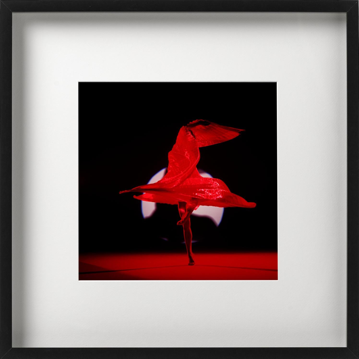 The Centre is Everywhere – Aktfotografie einer Tänzerin mit rotem Hintergrund im Angebot 3