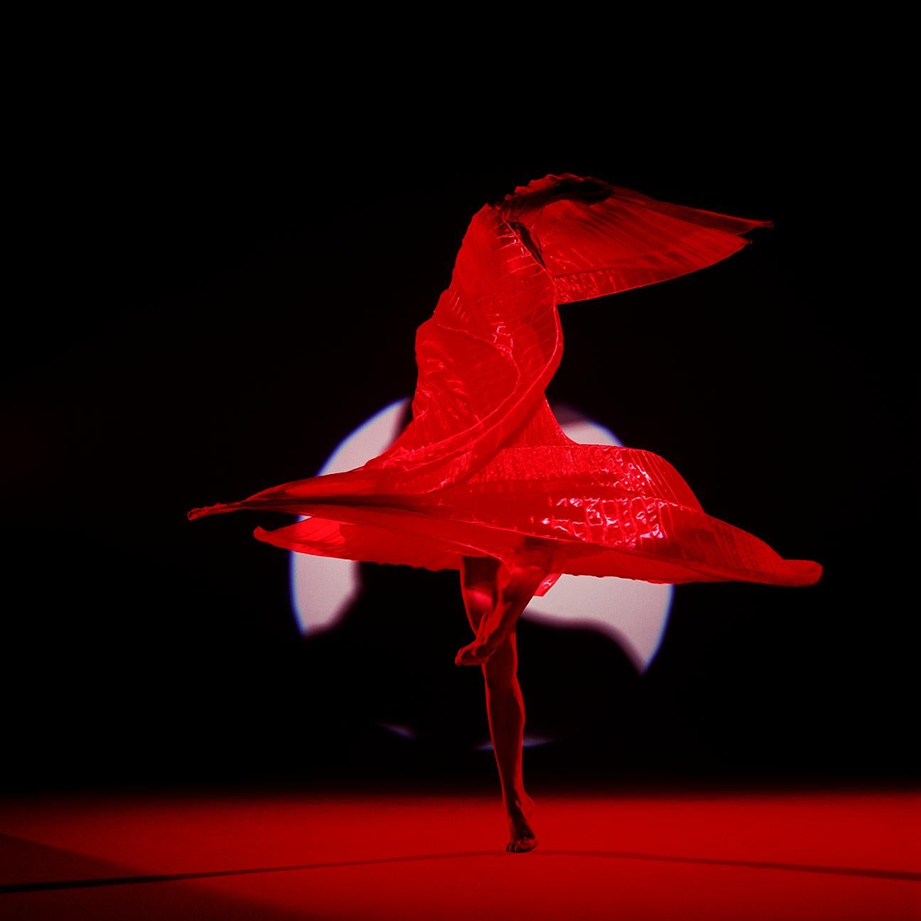 Guido Argentini Figurative Photograph – The Centre is Everywhere – Aktfotografie einer Tänzerin mit rotem Hintergrund