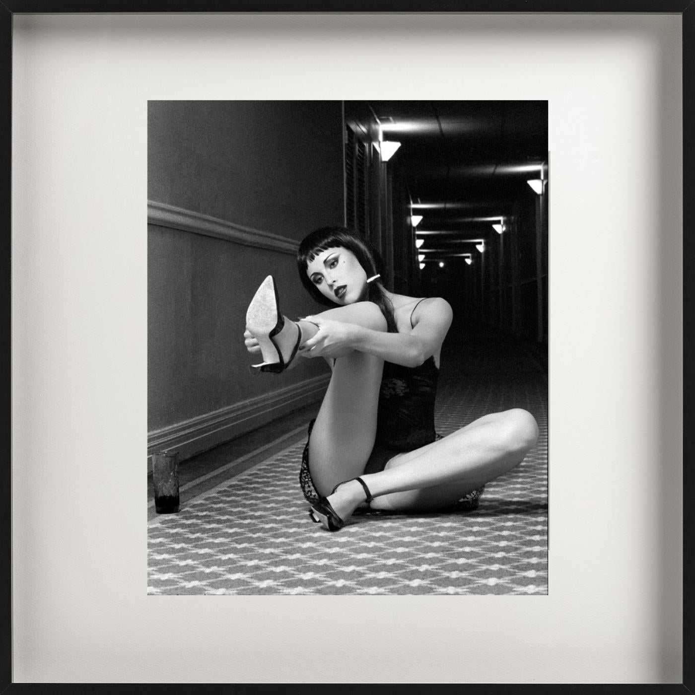 Tove playing with her shoe - portrait cinématographique d'un couple, photographie d'art, 1995 - Noir Black and White Photograph par Guido Argentini