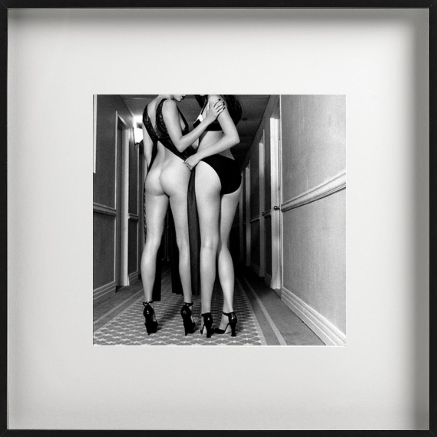 'Deux paires de pieds' - double petite fille dans un couloir, photographie d'art, 1995 - Photograph de Guido Argentini