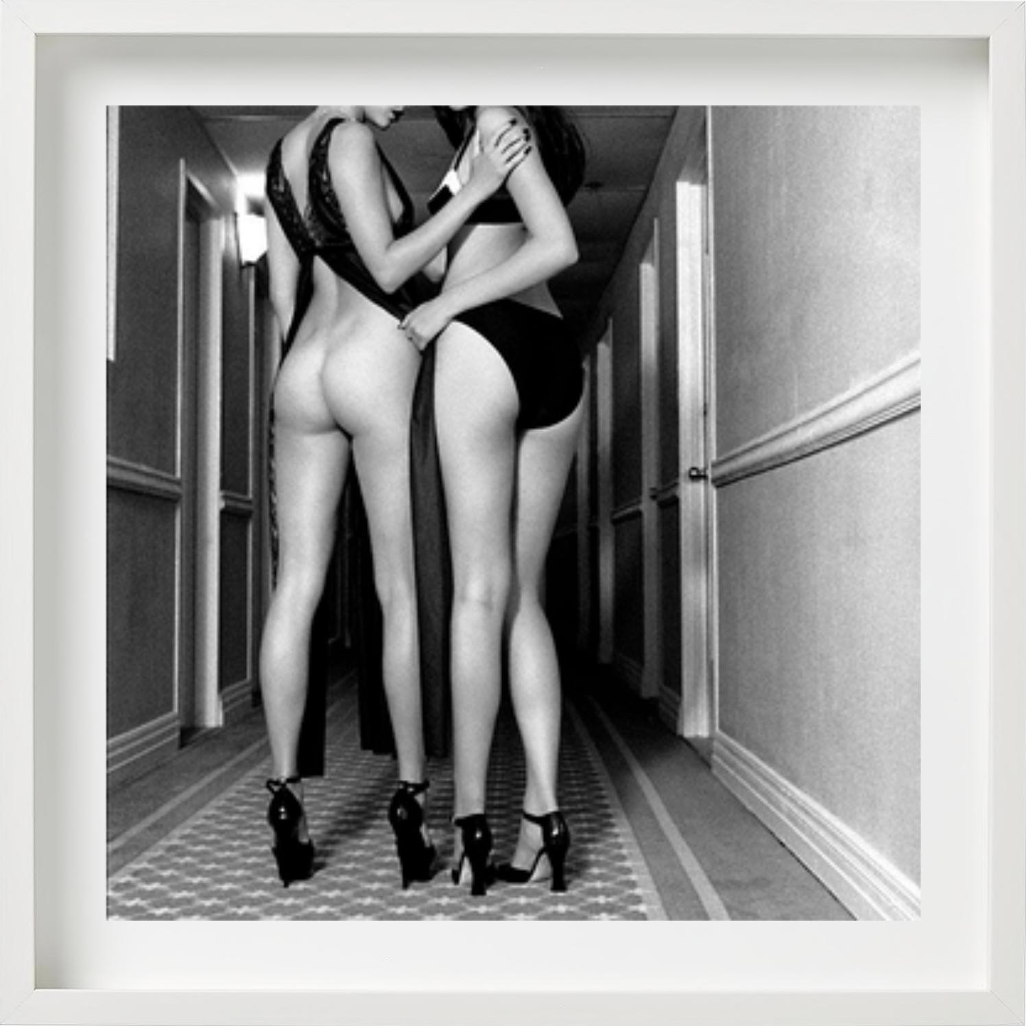 'Deux paires de pieds' - double petite fille dans un couloir, photographie d'art, 1995 en vente 1