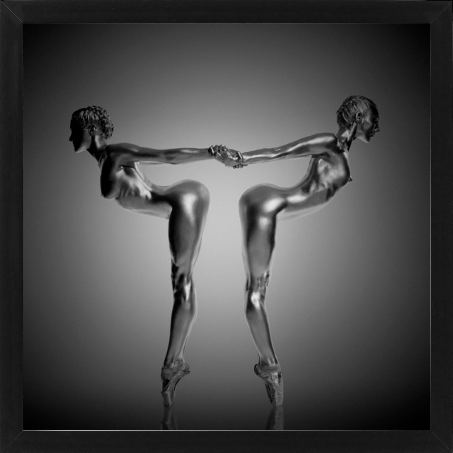 Unity - zwei silbern bemalte Modelle in skulpturaler Pose, Kunstfotografie, 2009 (Zeitgenössisch), Photograph, von Guido Argentini