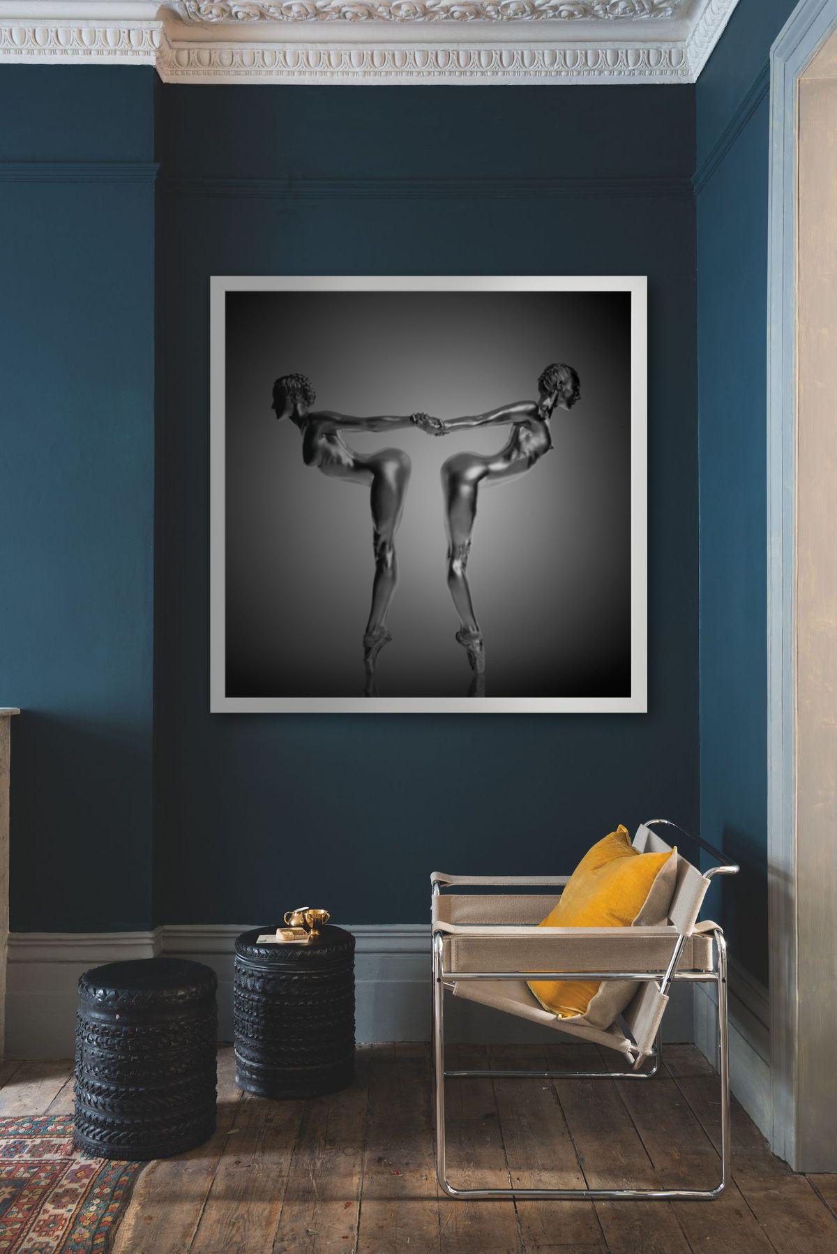 Unidad - dos modelos pintadas de plata en pose escultural, fotografía artística, 2009 - Nude Photograph Gris de Guido Argentini