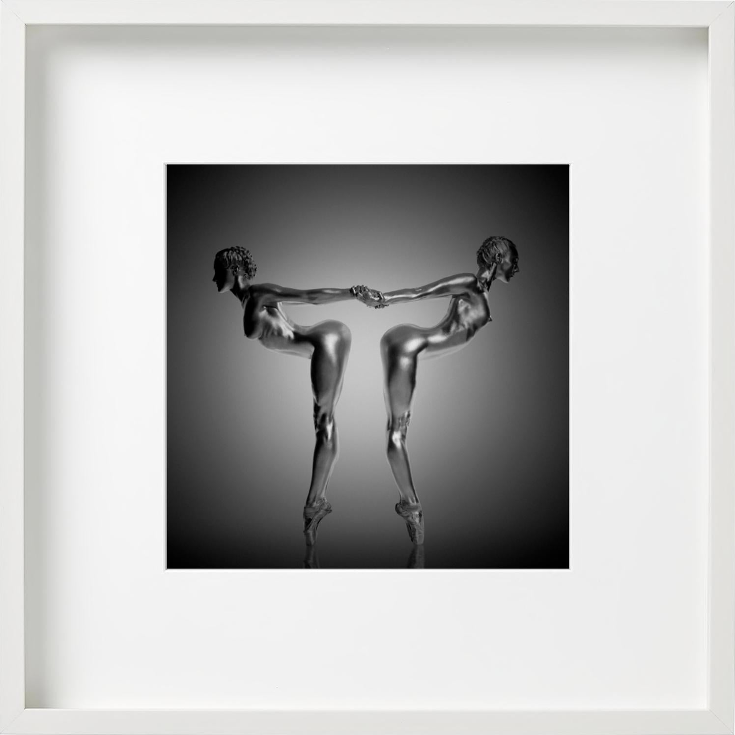 Unidad - dos modelos pintadas de plata en pose escultural, fotografía artística, 2009 en venta 1