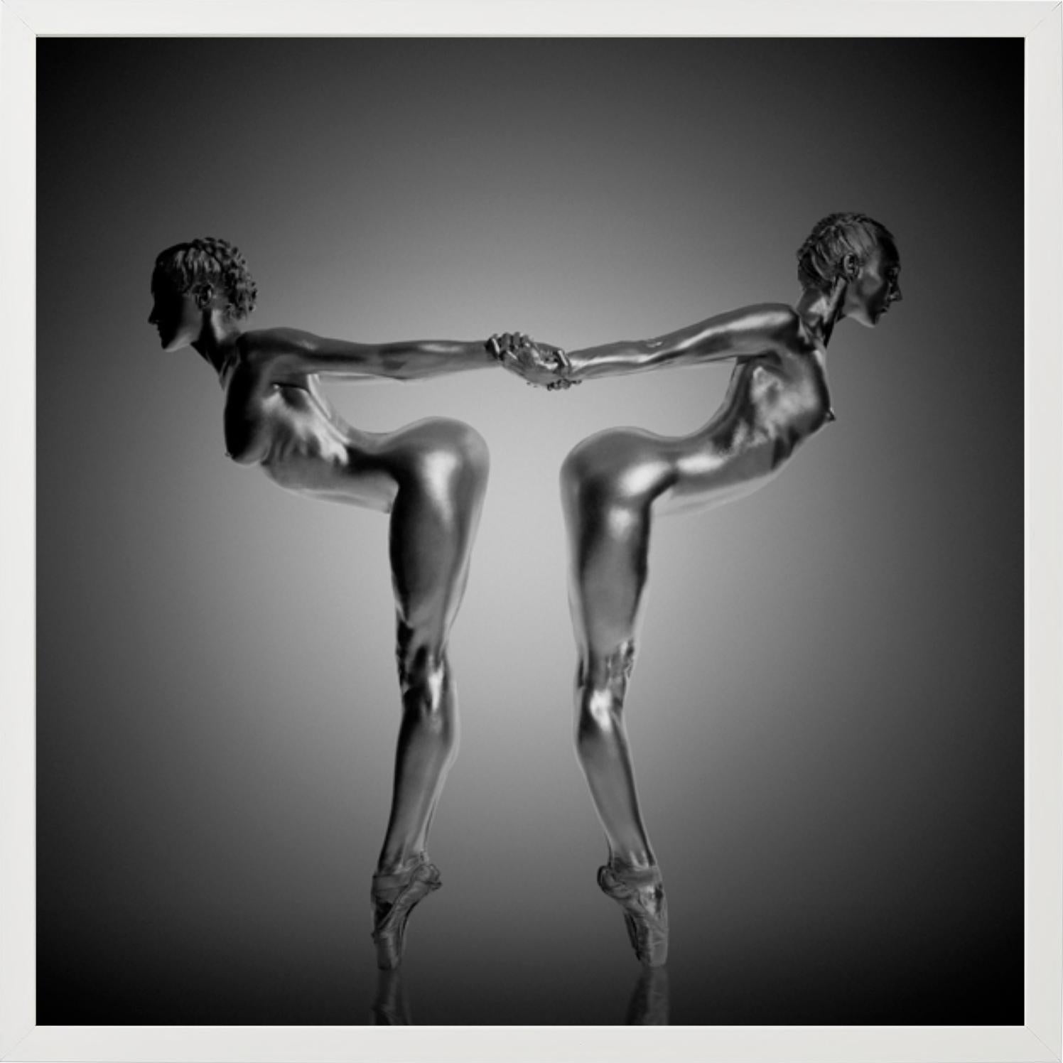 Unidad - dos modelos pintadas de plata en pose escultural, fotografía artística, 2009 en venta 2