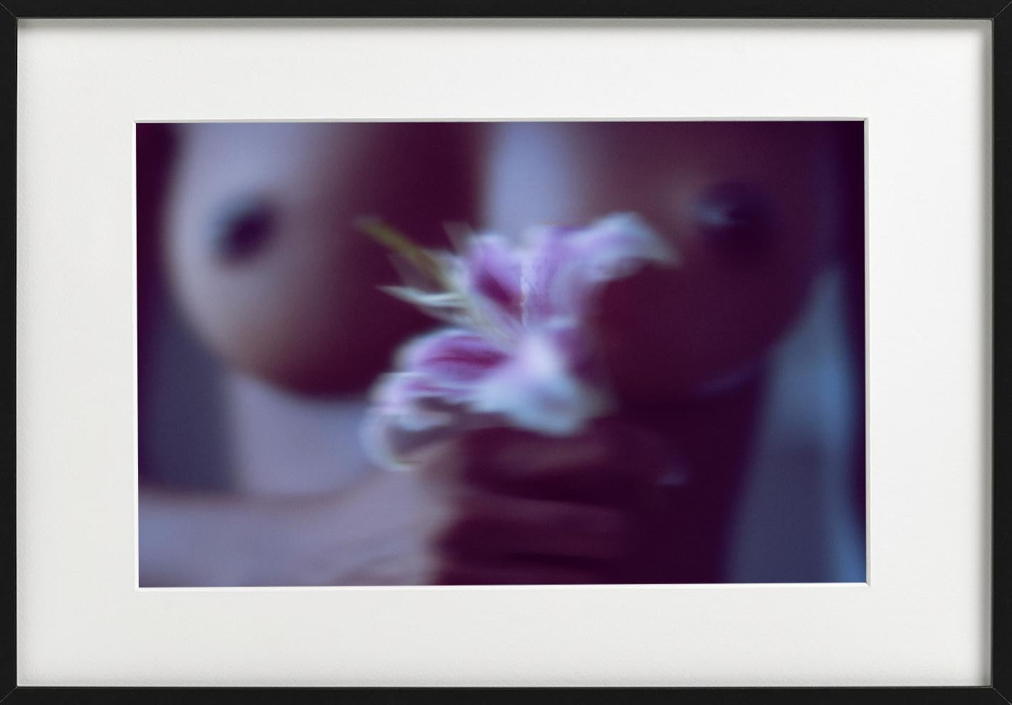 Ohne Titel #101 - Nahaufnahme eines nackten Akts mit Lilienblumen, Kunstfotografie, 2024 – Photograph von Guido Argentini