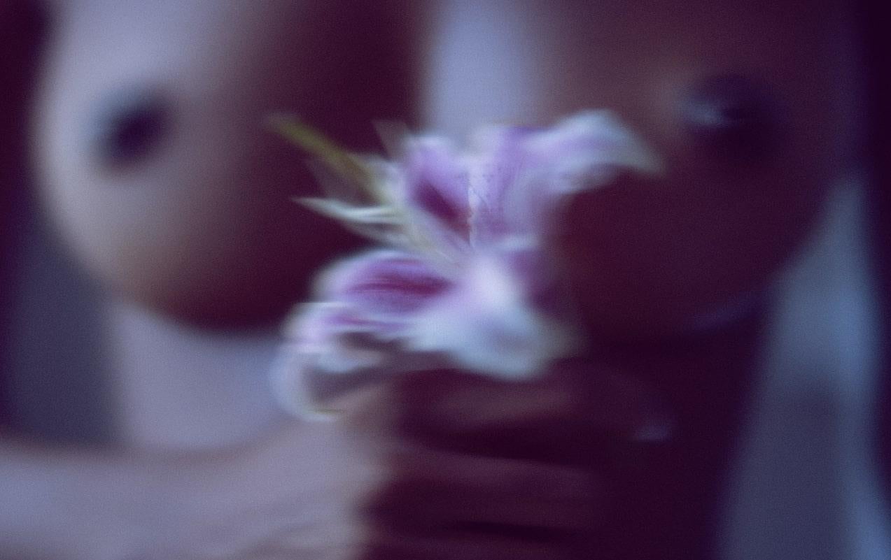 Guido Argentini Nude Photograph – Ohne Titel #101 - Nahaufnahme eines nackten Akts mit Lilienblumen, Kunstfotografie, 2024