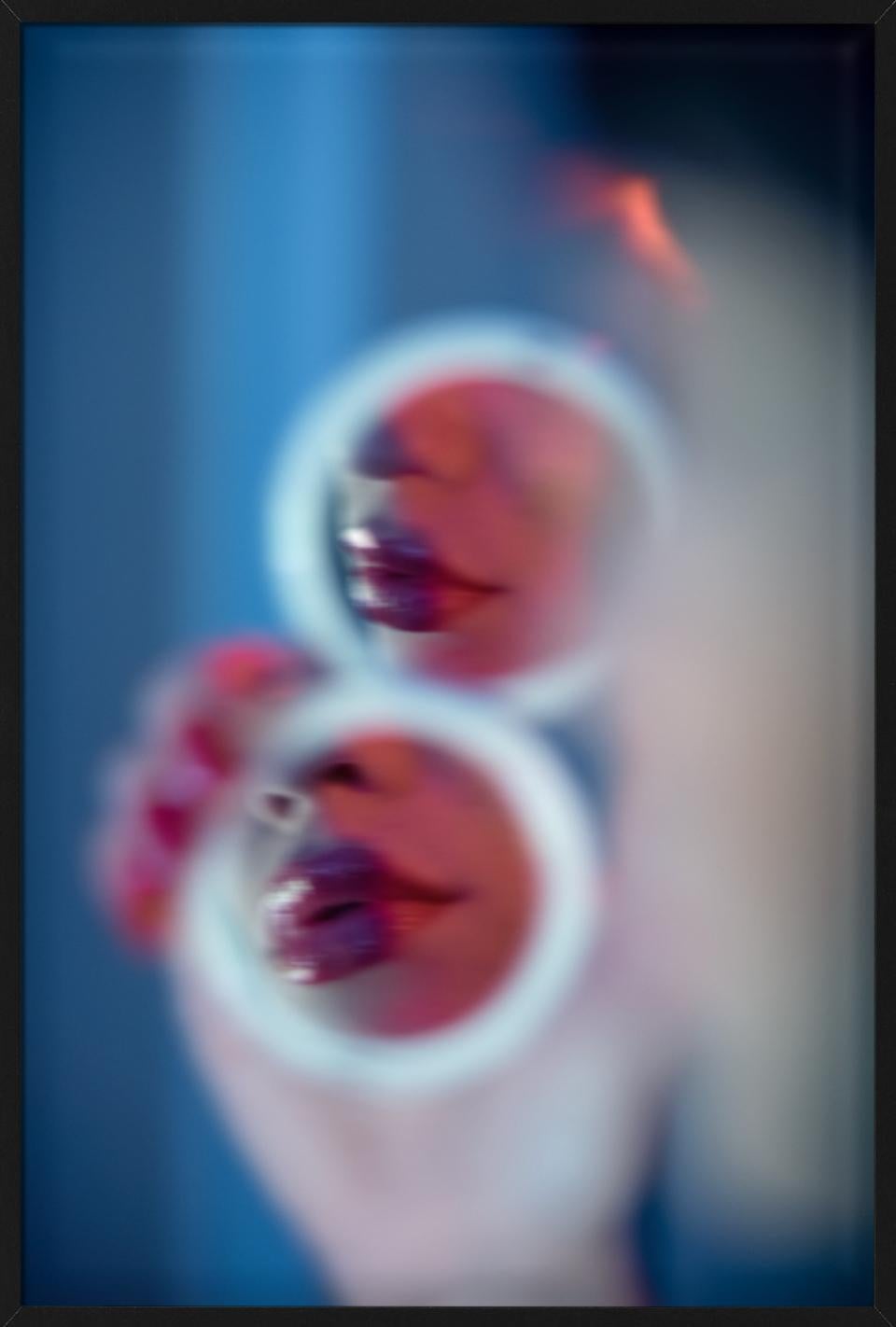 Sans titre #130 - lèvres rouges reflétées dans un miroir de poche, photographie d'art 2024 en vente 6