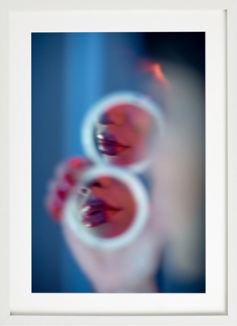 Sans titre #130 - lèvres rouges reflétées dans un miroir de poche, photographie d'art 2024 - Gris Figurative Photograph par Guido Argentini