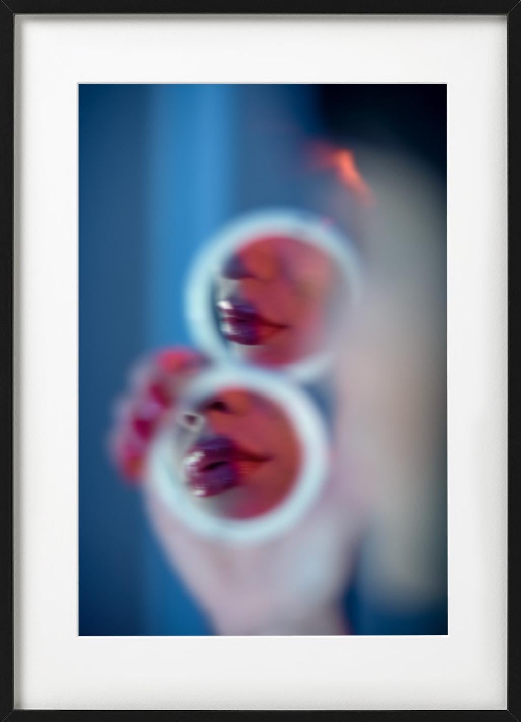Sans titre #130 - lèvres rouges reflétées dans un miroir de poche, photographie d'art 2024 en vente 3