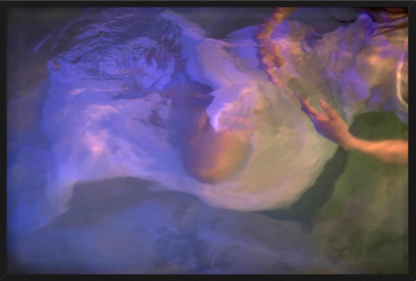 Ohne Titel #26 - Modell unter Wasser in lila Licht, Kunstfotografie ohne Titel, 2024 – Photograph von Guido Argentini