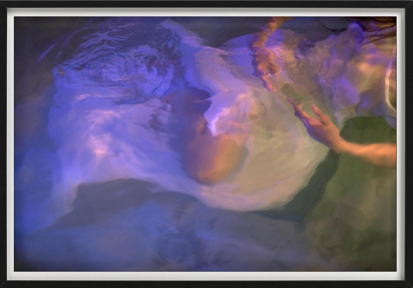 Ohne Titel #26 - Modell unter Wasser in lila Licht, Kunstfotografie ohne Titel, 2024 (Zeitgenössisch), Photograph, von Guido Argentini