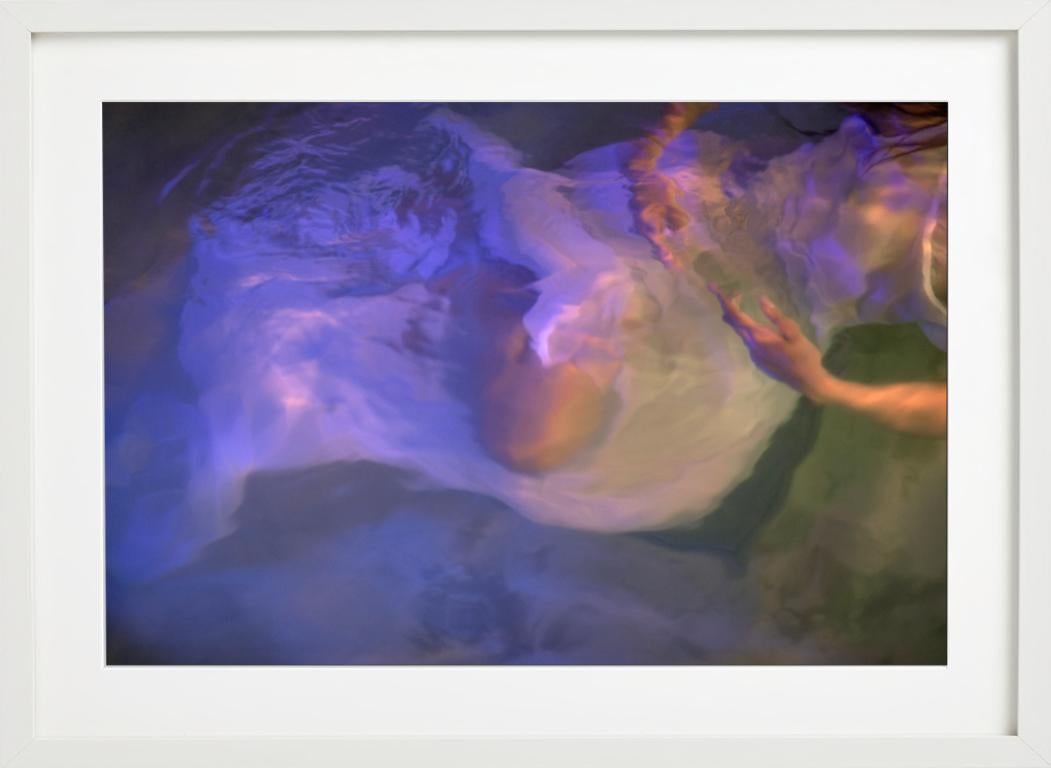 Ohne Titel #26 - Modell unter Wasser in lila Licht, Kunstfotografie ohne Titel, 2024 im Angebot 1