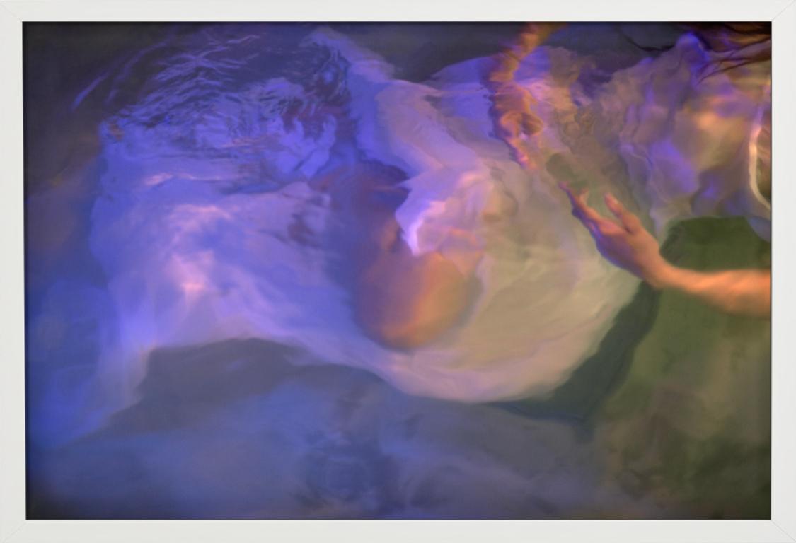 Ohne Titel #26 - Modell unter Wasser in lila Licht, Kunstfotografie ohne Titel, 2024 im Angebot 2