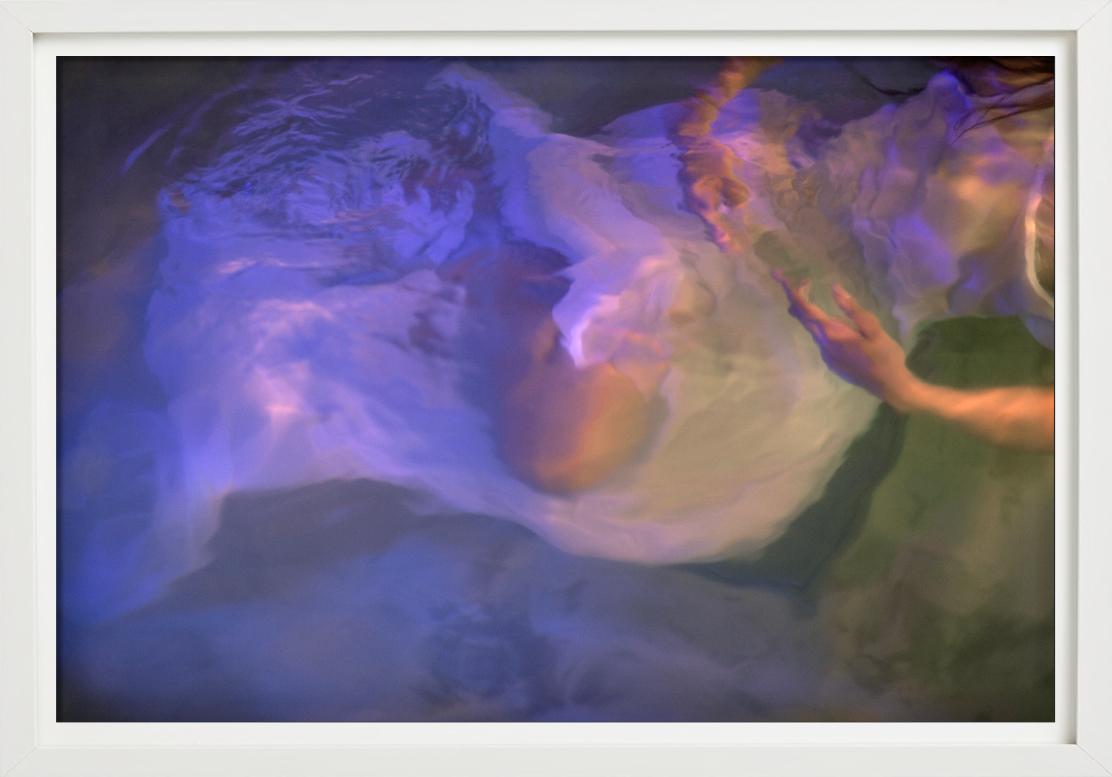 Ohne Titel #26 - Modell unter Wasser in lila Licht, Kunstfotografie ohne Titel, 2024 im Angebot 3