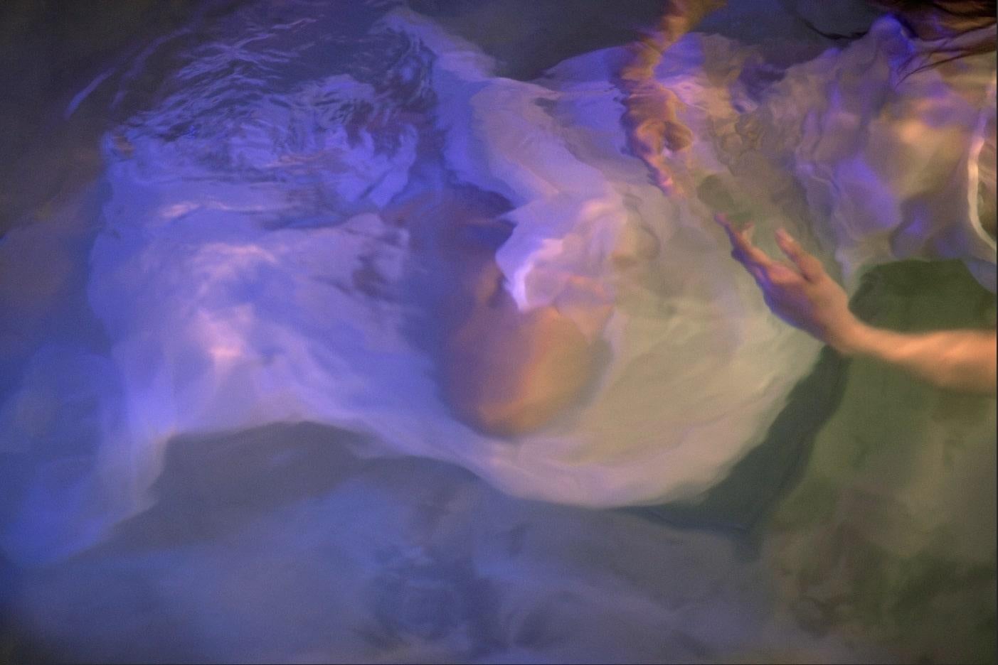 Guido Argentini Color Photograph – Ohne Titel #26 - Modell unter Wasser in lila Licht, Kunstfotografie ohne Titel, 2024