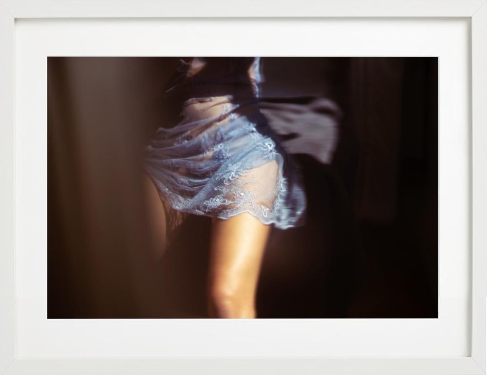 Ohne Titel #59 - Modell in blauem Spitzenrock, Kunstfotografie ohne Titel, 2024 (Zeitgenössisch), Photograph, von Guido Argentini