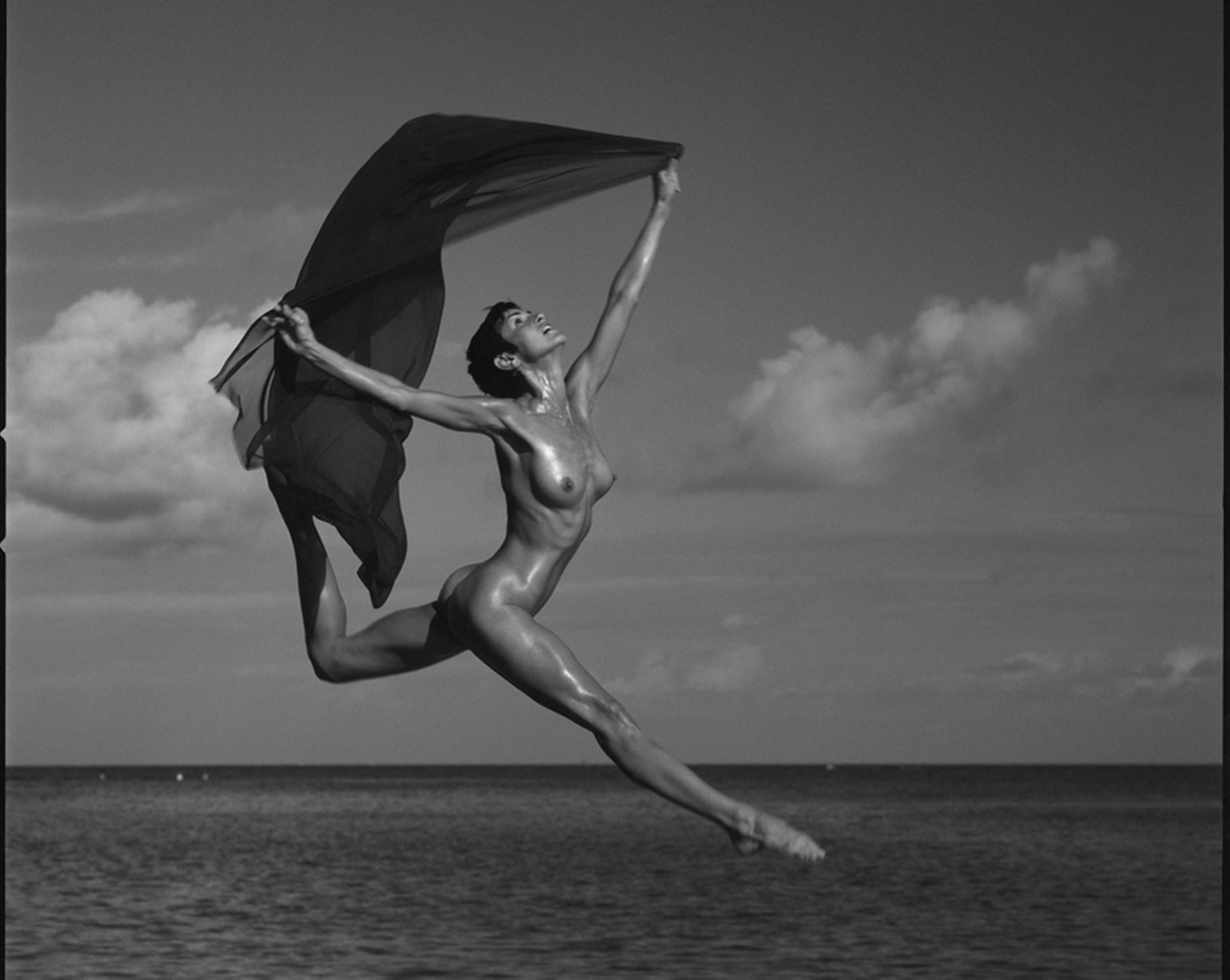 Guido Argentini Black and White Photograph - Victoria jumping in the sky