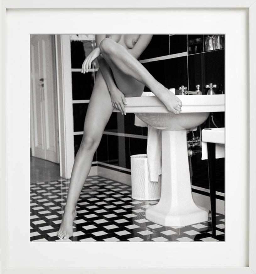 Aspettando il mago - donna nuda seduta su un lavandino, fotografia fine art 2006 in vendita 5