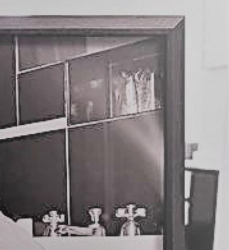 Aspettando il mago - donna nuda seduta su un lavandino, fotografia fine art 2006 - Black and White Photograph Grigio di Guido Argentini