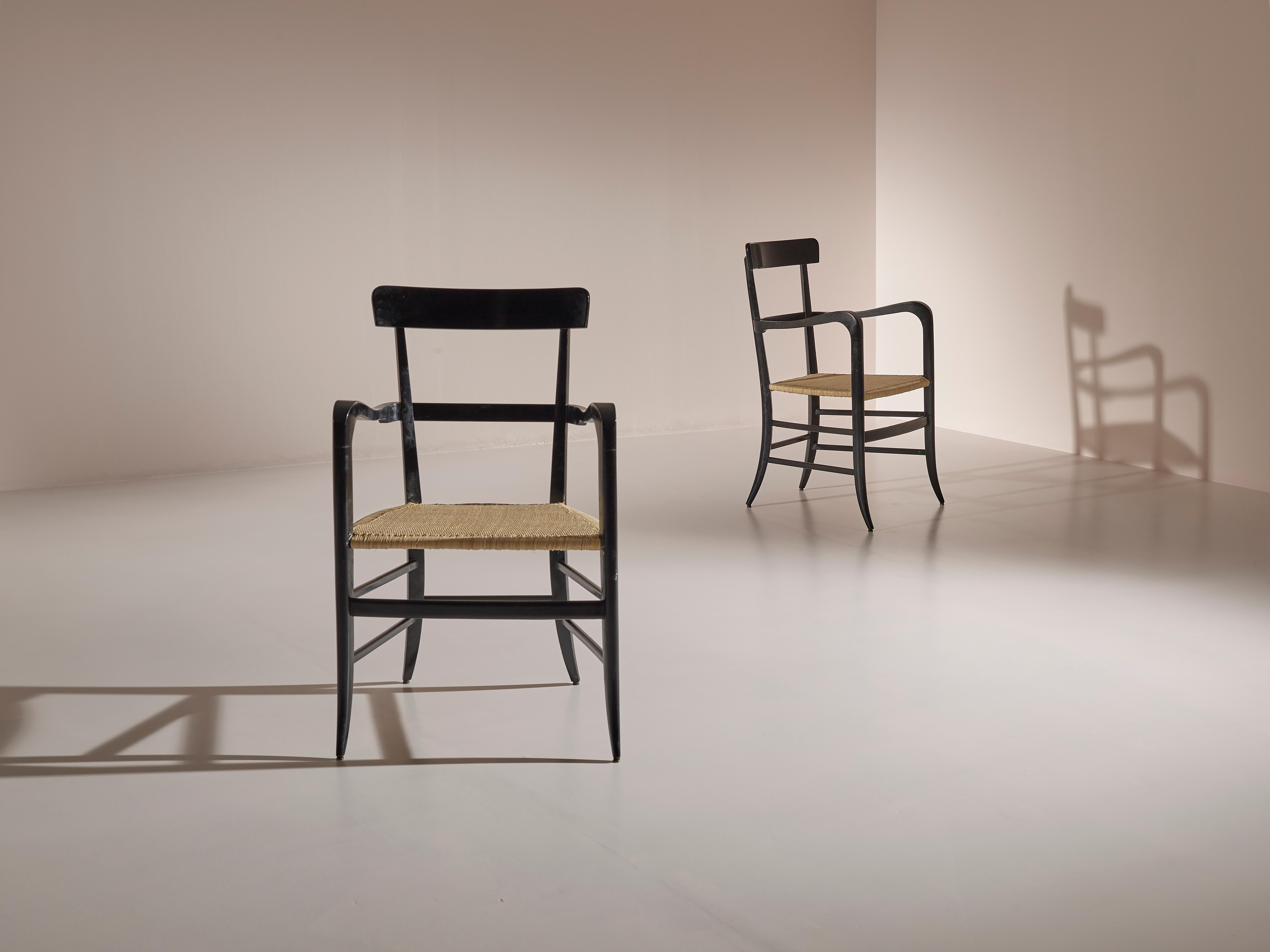 Seltenes und stilvolles Paar Chiavari-Sessel, hergestellt von dem erneuerten Kunsttischler Guido Chiappe in den frühen 1960er Jahren.
Dieses Modell wurde speziell für den Saal des Hotels Continental in Santa Margherita Ligure (Genua) für eine