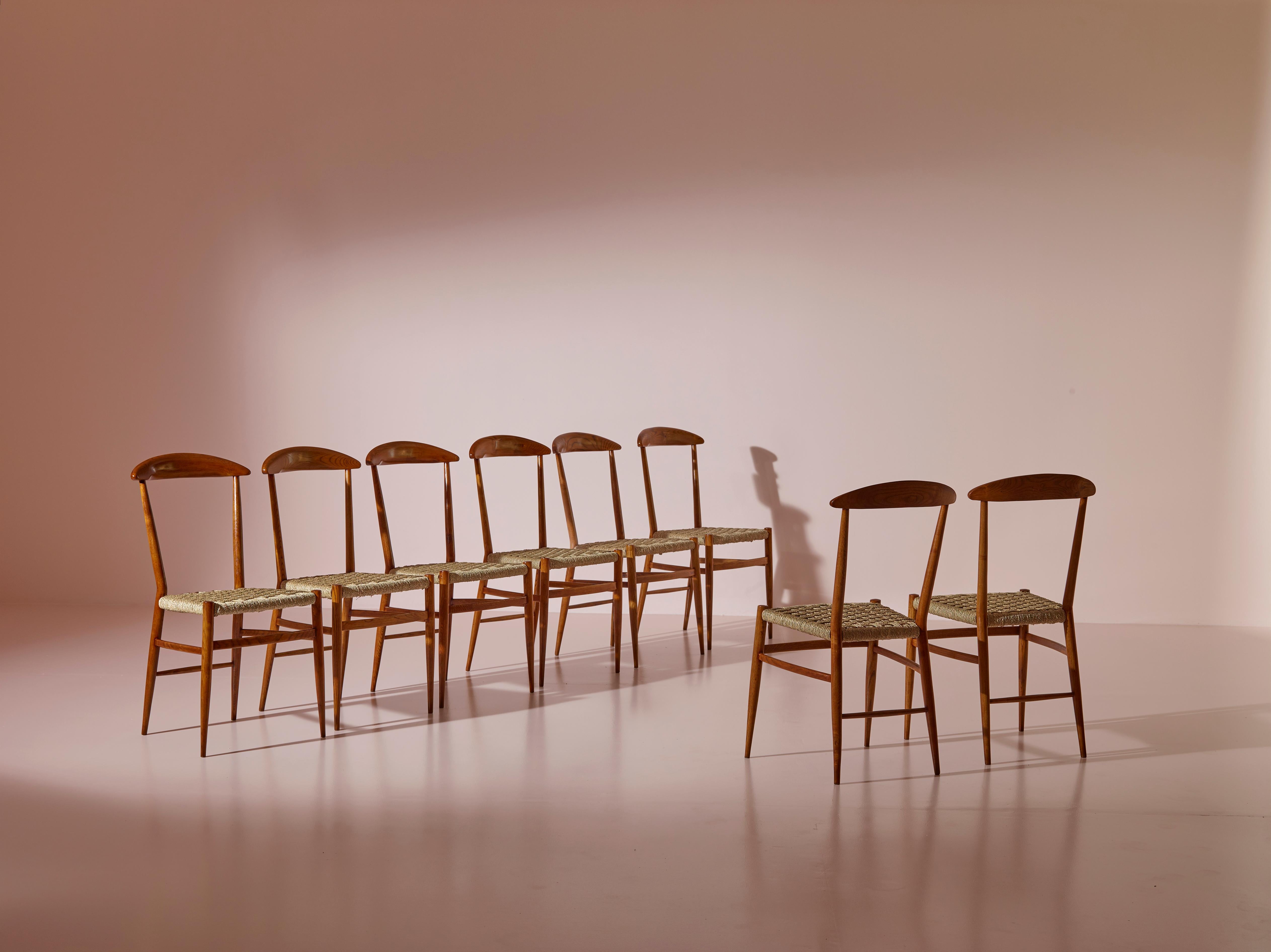 Un rare ensemble de huit chaises de salle à manger a été produit à Chiavari dans les années 1950 par le célèbre ébéniste Guido Chiappe. Ces chaises 