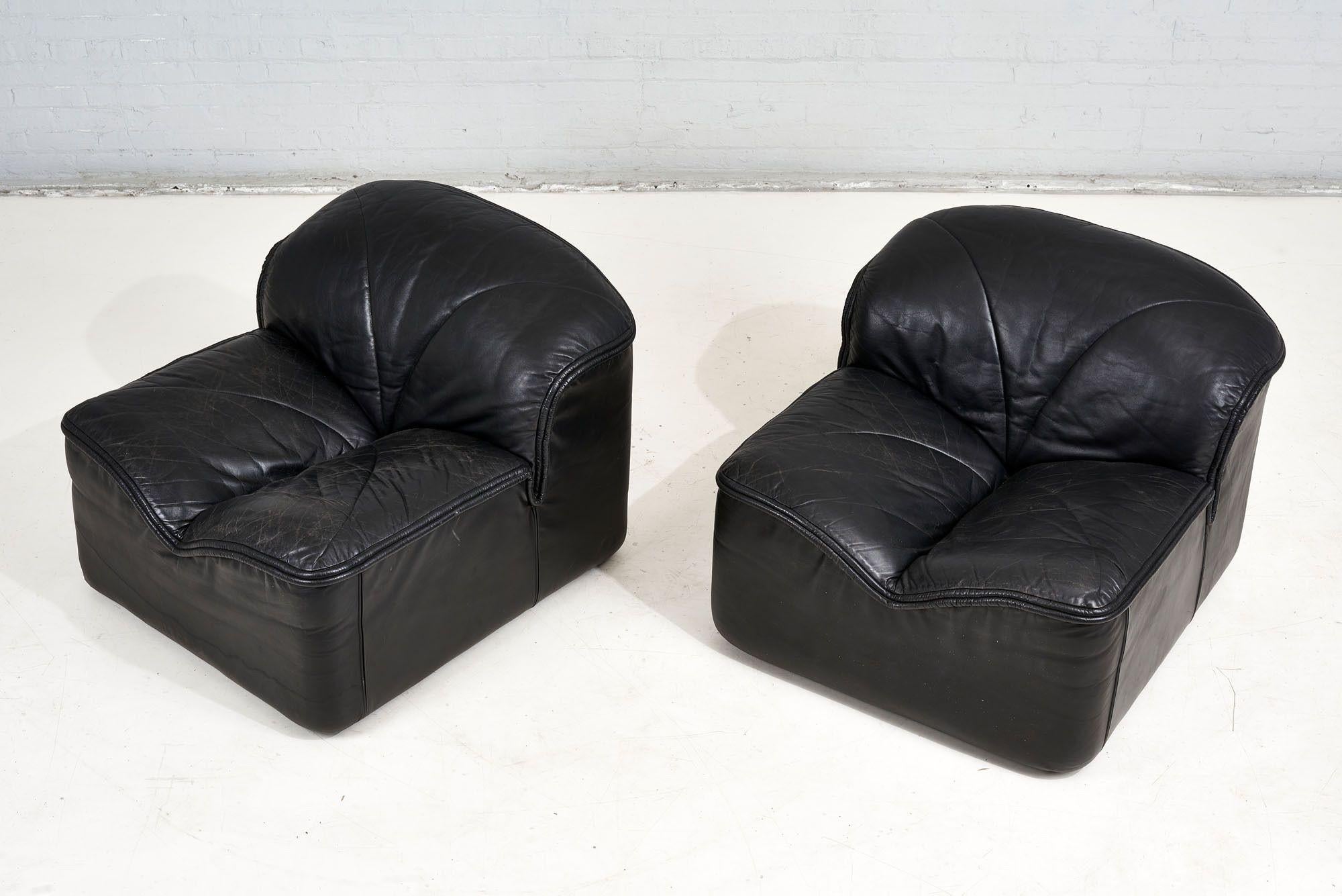 Pair of i4 Mariani Pace black leather lounge chairs by Guido Faleschini, Italy 1980. Original leather in great condition.