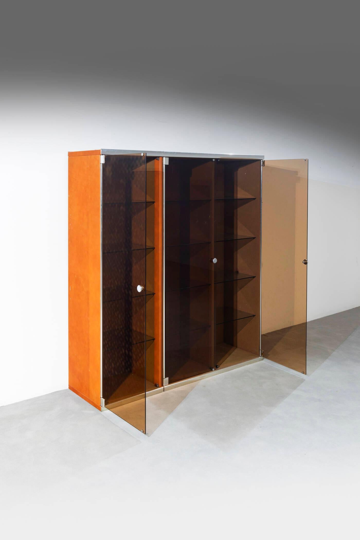 Coppia di credenza con vetrina disegnate da Guido Faleschini e prodotte da Marinai negli anni '70
Piani interni in vetro, profili in acciaio, fianco sinistro rivestito in pelle
Il fianco destro non presenta copertura