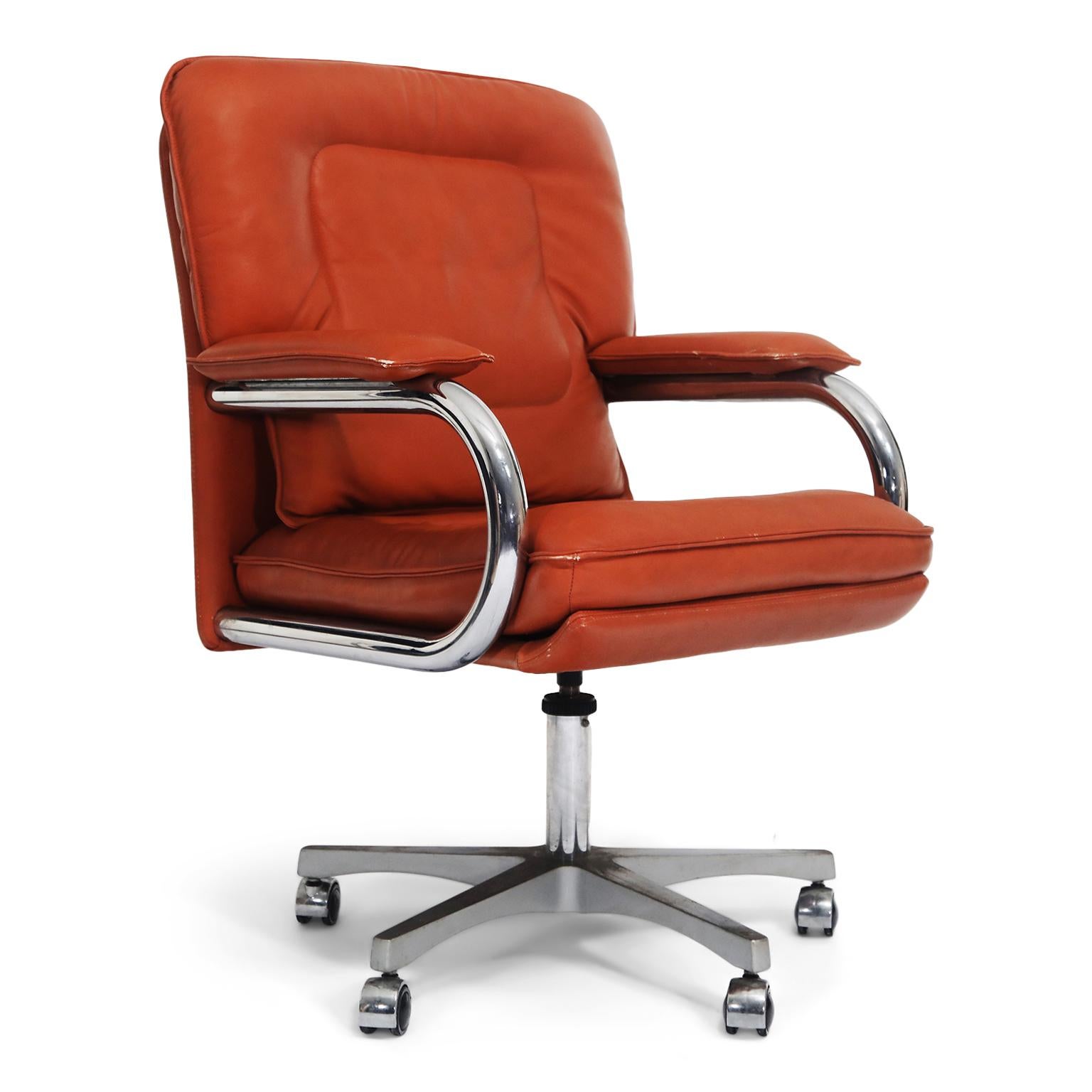 Elegant Guido Faleschini swivel desk chairs by i4 Mariani for The Pace collection. The double-cushioned seats and backs retain the original high-quality and supple caramel leather upholstery. The cushioned seats sits atop a five star chrome base on