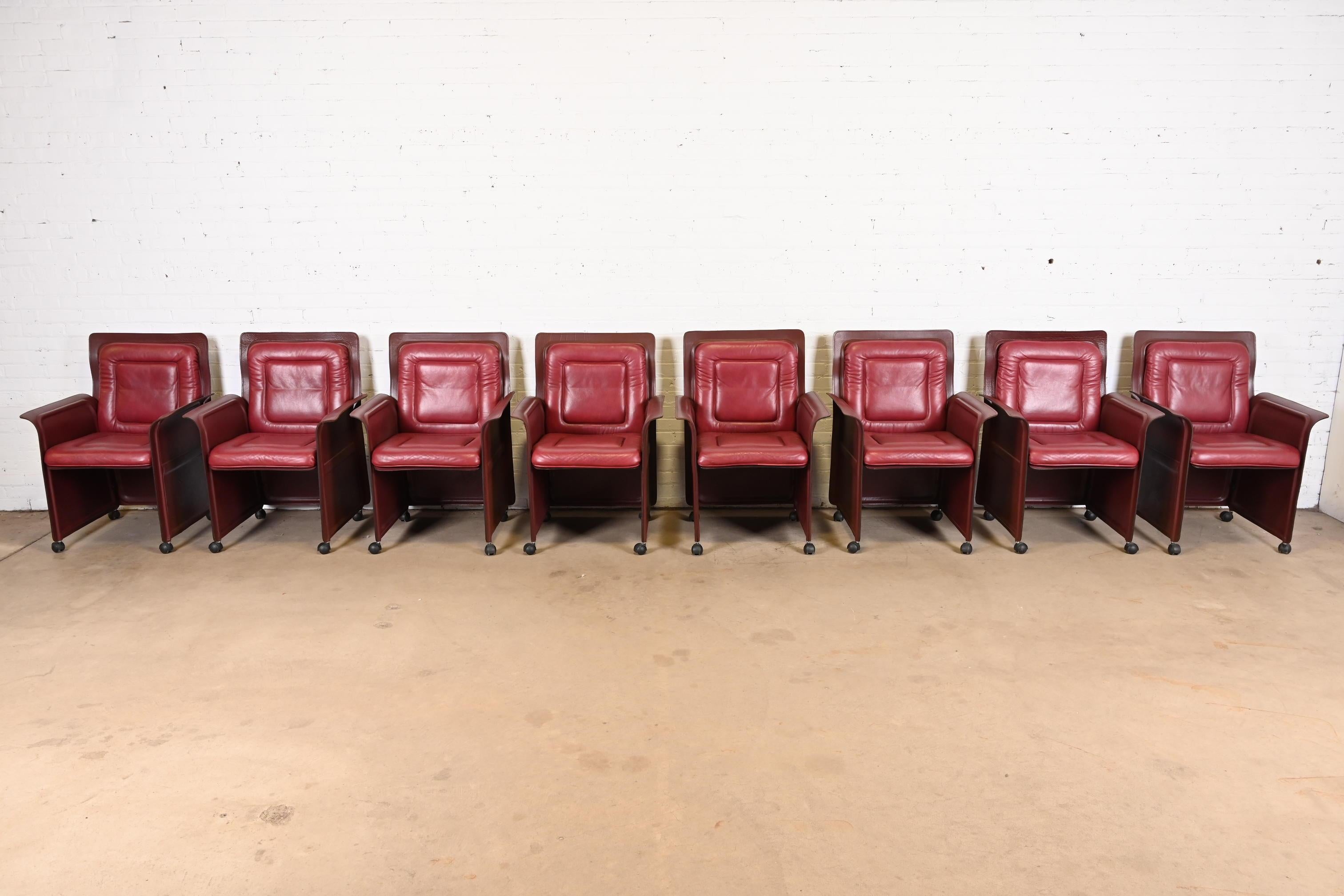 Un magnifique ensemble de huit fauteuils, chaises club ou chaises longues en cuir de style postmoderne ou moderne du milieu du siècle.

Par Guido Faleschini pour i4 Mariani, 