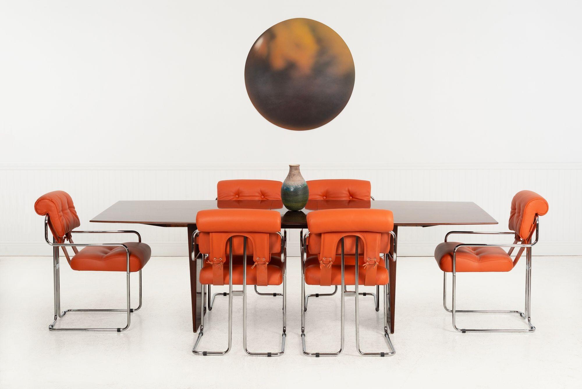 Guido Faleschini pour i4 Mariani Chaises de salle à manger Tucroma, ensemble de six, Italie, 1971
Ensemble de six chaises de salle à manger Tucroma en cuir orange estampé avec des cadres en acier tubulaire chromé. Conçu par Guido Faleschini pour i4