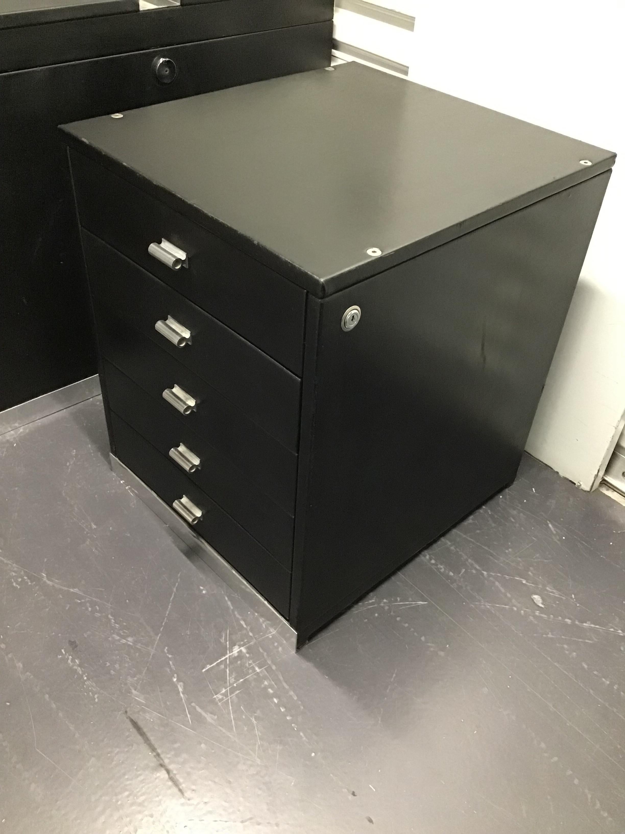 Guido Faleschini for Mariani, Italy, 1970s Black Leather and Steel Desk. For Sale 7