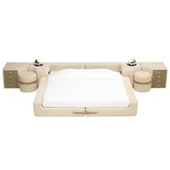 Conjunto de cama «Pace Collection» de Mariani, diseñado por Guido Faleschini, en piel blanco roto