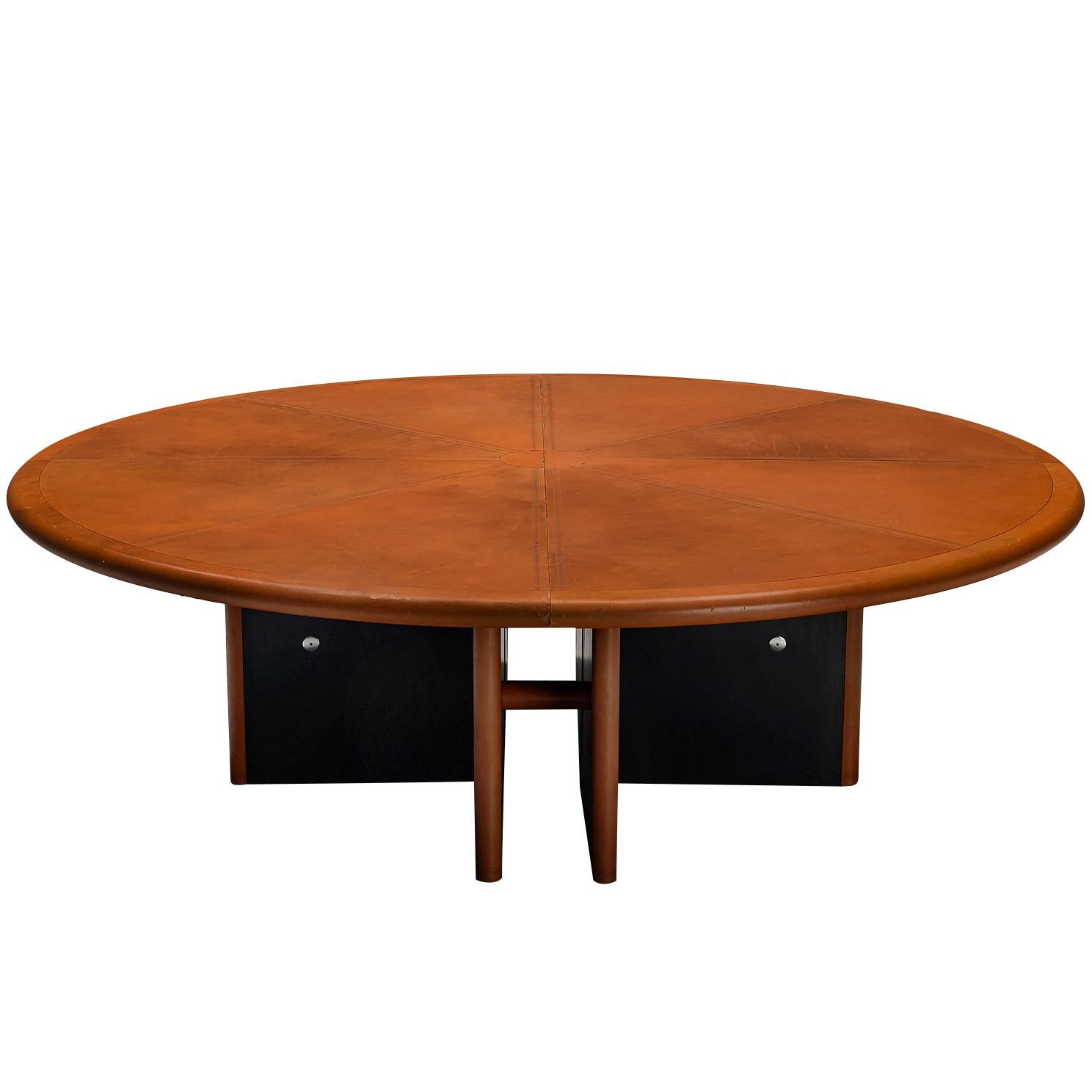 Table ronde en cuir cognac Guido Faleschini pour Mariani, 8 pieds en vente