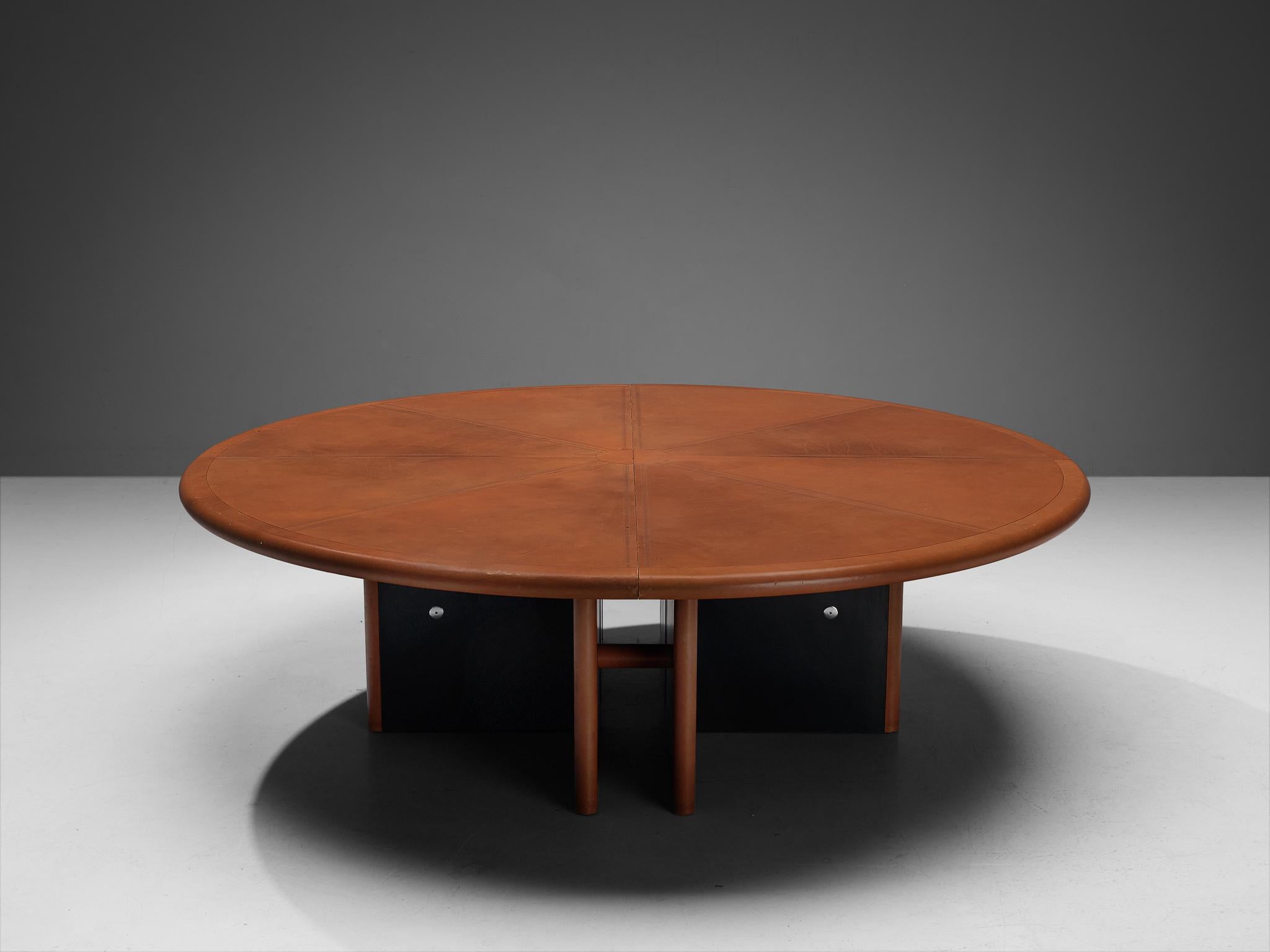 Guido Faleschini for i4 Mariani, dining or conference table, leather, wood, metal, Italy, 1970s 

This massive round dining table is designed by the creative Italian designer Guido Faleschini for Italian furniture company I4 Mariani. This piece of